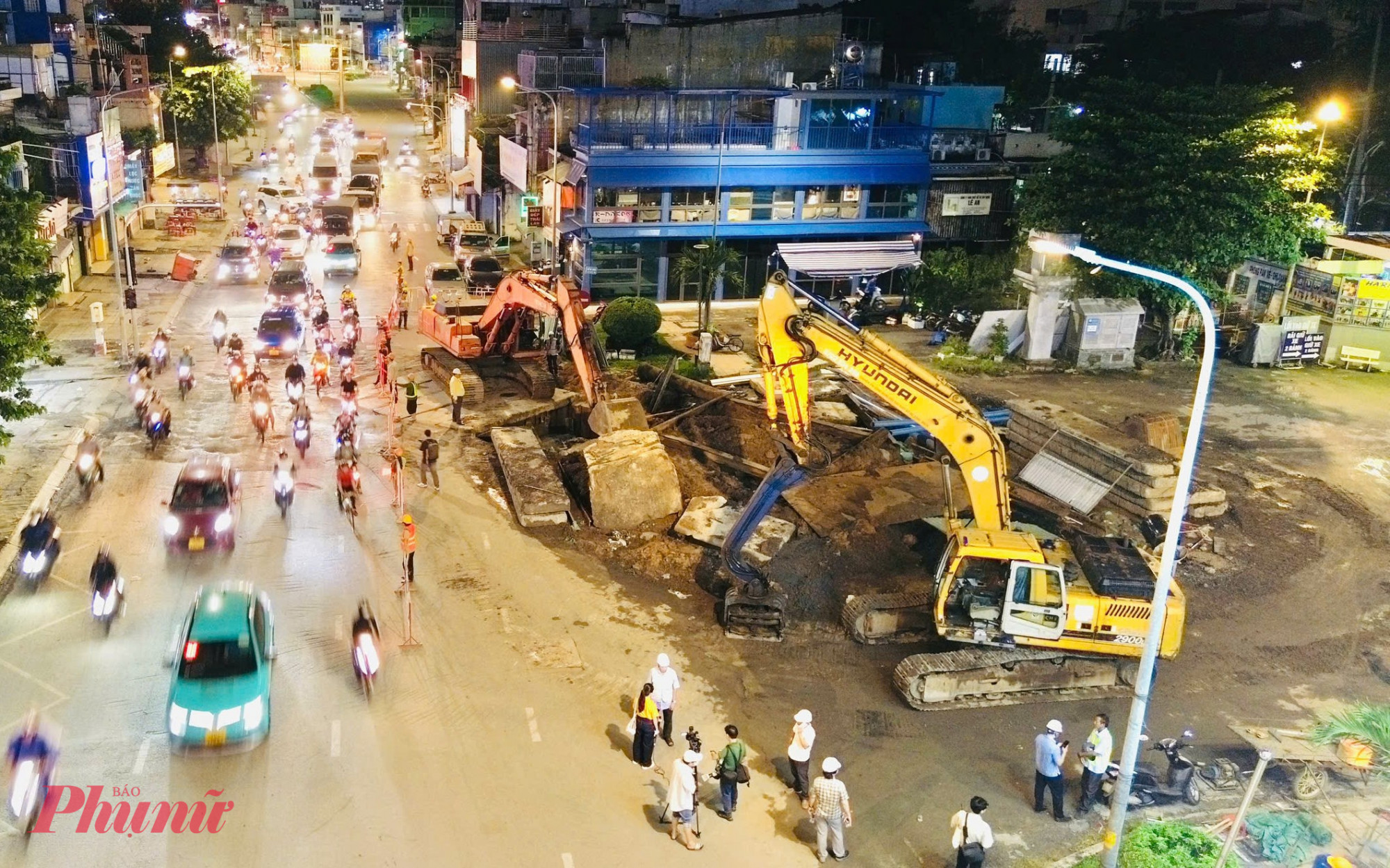 Xuyên đêm thi công di dời hạ tầng kỹ thuật tuyến metro số 2 - Ảnh: TQ