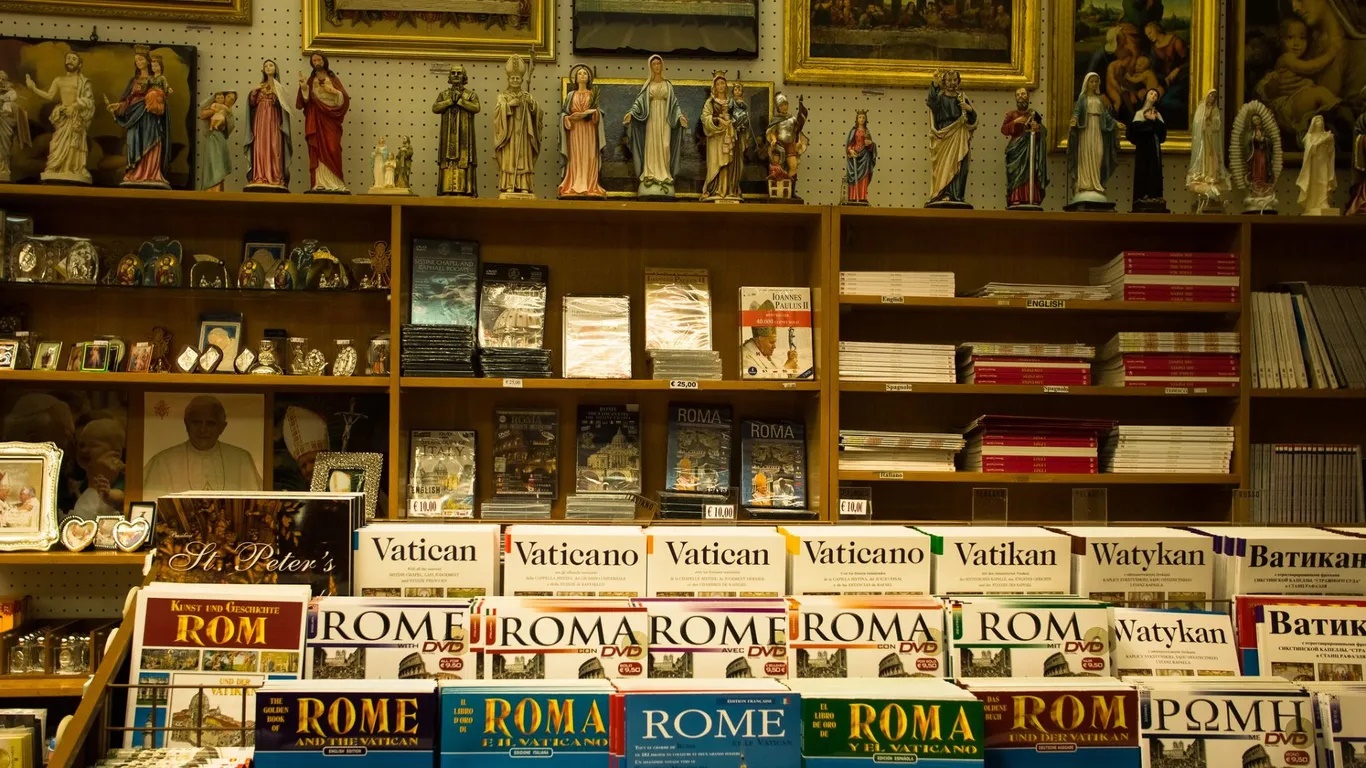 Cửa hàng quà tặng ở Vương cung Thánh đường Phêrô
