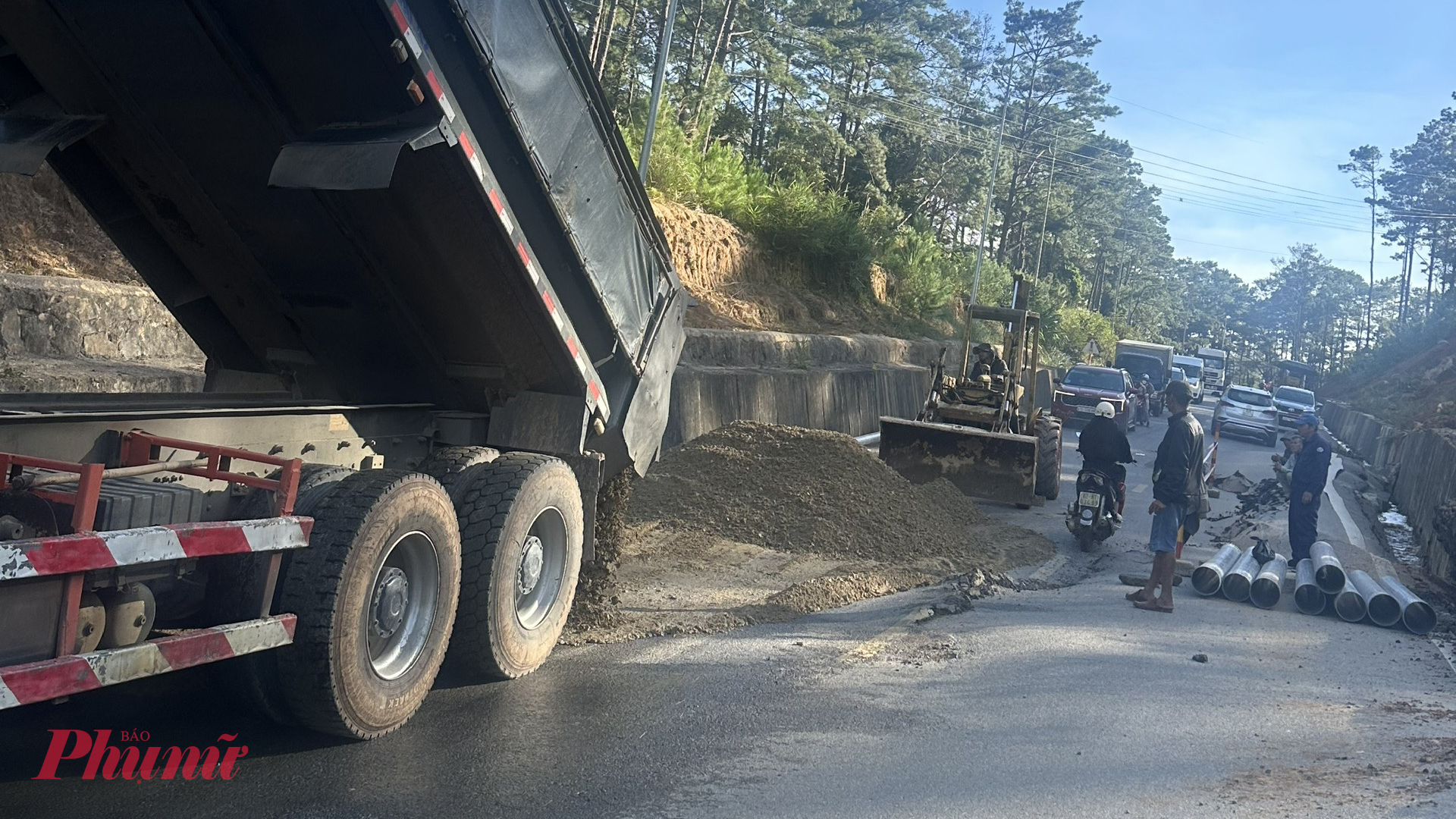 Đơn vị bảo trì đang khắc phục đoạn hư hỏng_Ảnh: D.X.