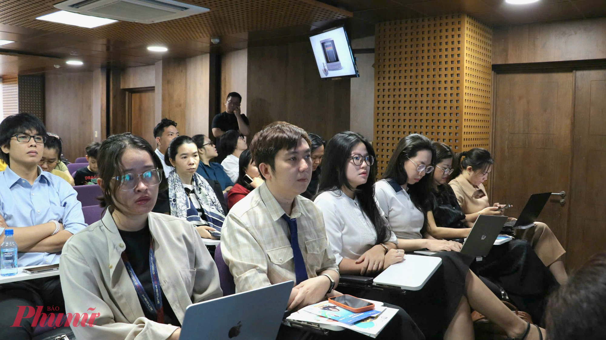 Lắng nghe chia sẻ của các chuyên gia về gaiir pháp ứng dụng công nghệ trong dạy và hoc - Ảnh: Trang Thư