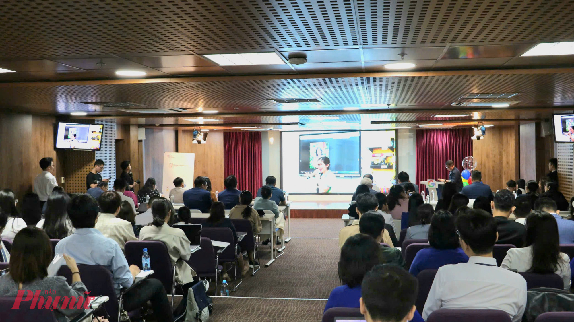 Đông đảo giáo viên tại các trường công lập, ngoài công lập tham gia chương trình - Ảnh: Trang Thư