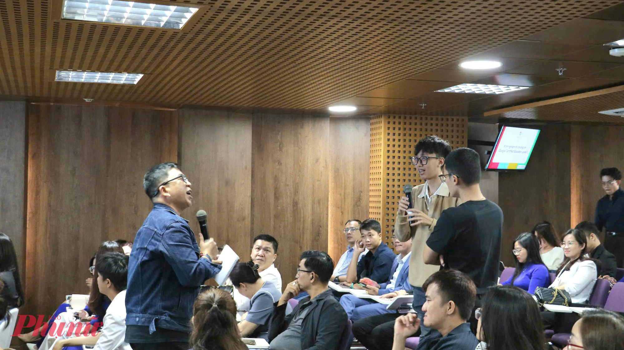 Giáo viên giao lưu cùng acsc chuyên gia công nghệ - Ảnh: Trang Thư