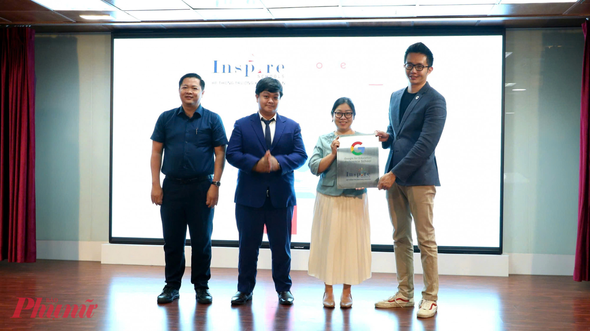 Đại diện Google trao chứng nhận cho nhà trường - Ảnh: Trang Thư