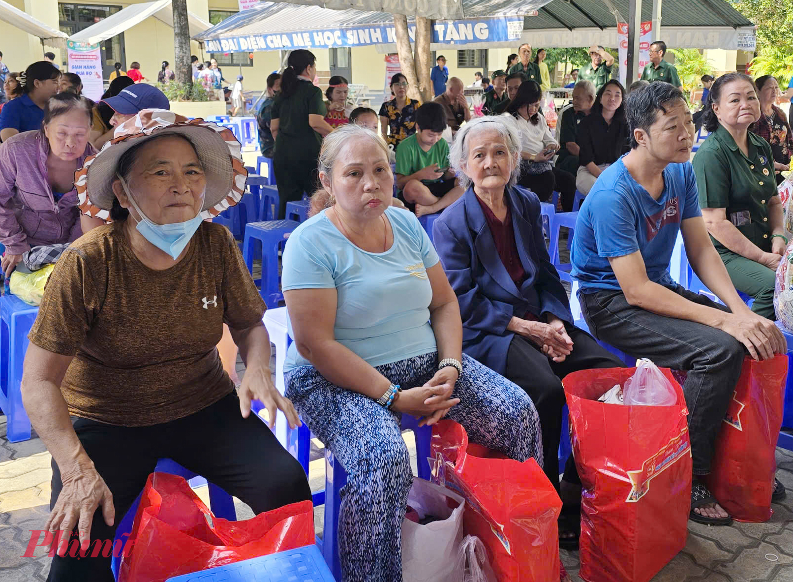 Người dân tham gia ngày hội với nhiều niềm vui - Ảnh: Trang Nguyễn 