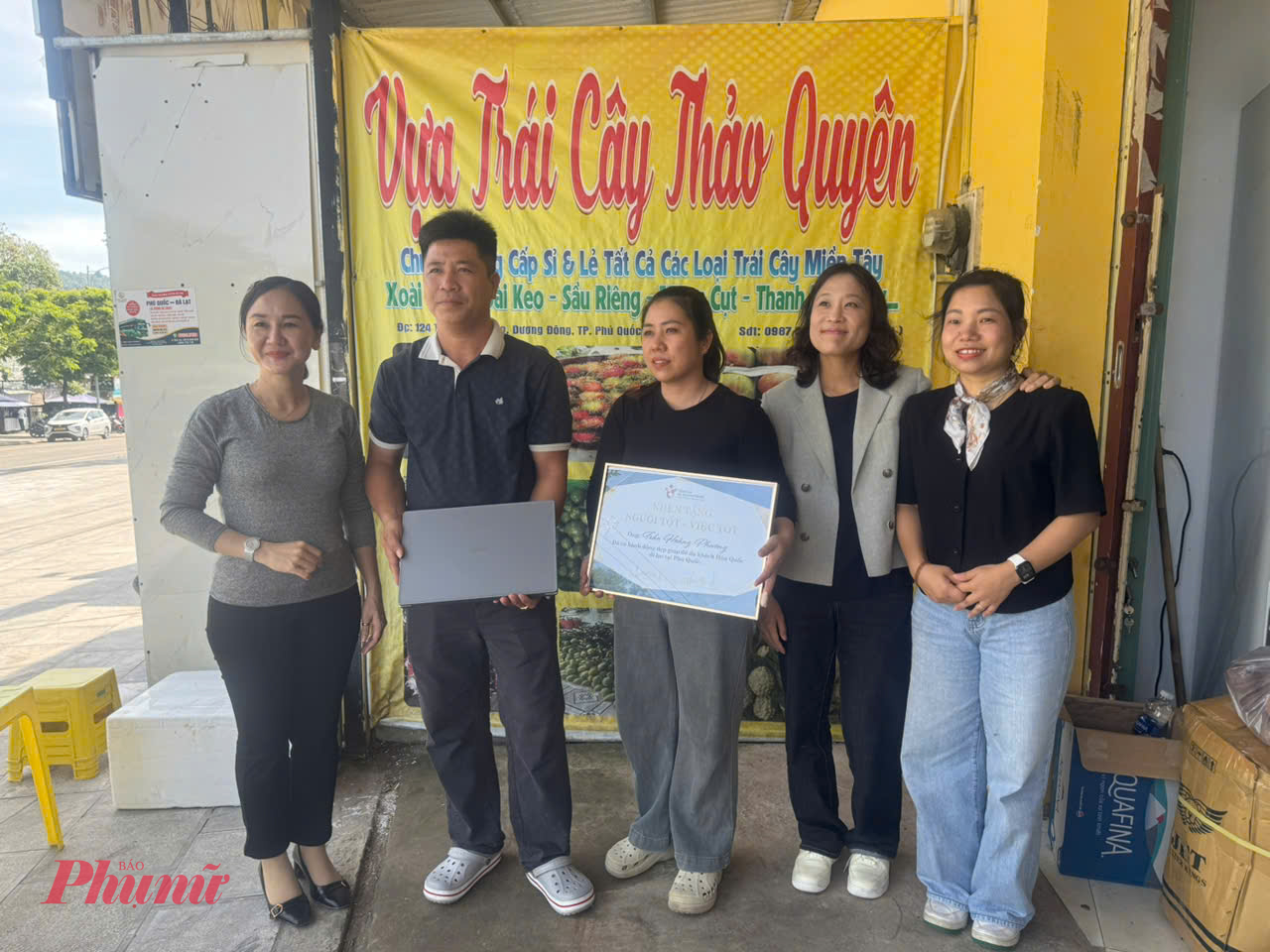 Trưởng đại diện Tổng cục Du lịch Hàn Quốc tại Việt Nam tặng quà cho a Phương - Ảnh Bích Liên