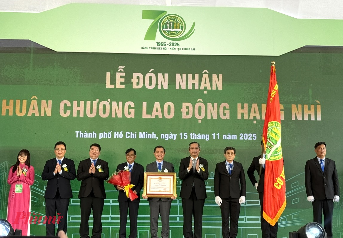 Trường ĐH Nông Lâm TPHCM nhận Huân chương Lao động hạng nhì - Ảnh: N.L