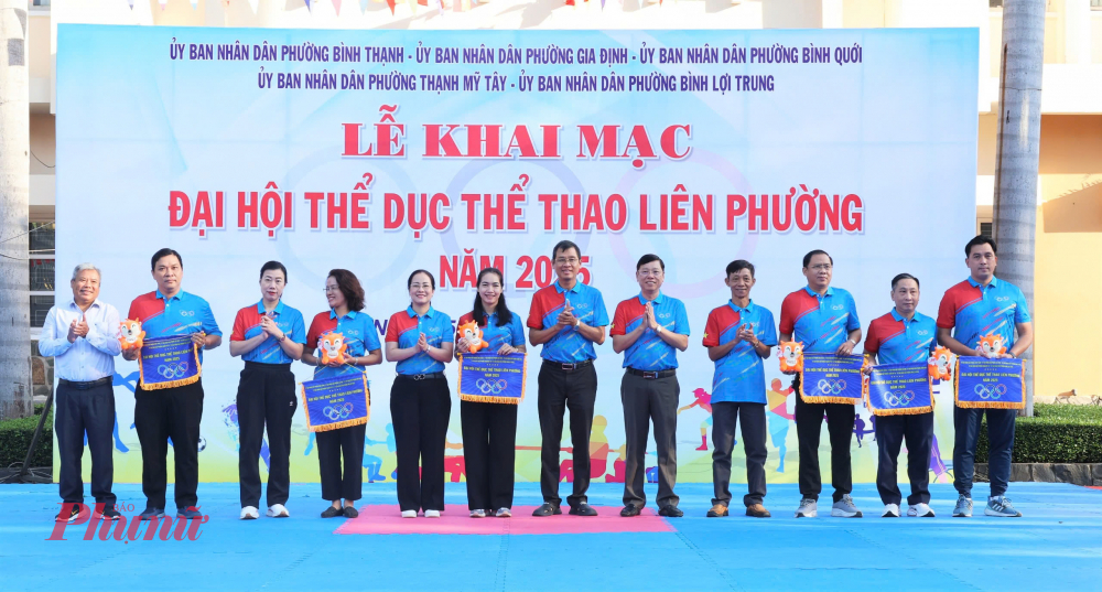 Ông Nguyễn Văn Hai - Phó Giám đốc Trung tâm Huấn luyện và Thi đấu TPHCM trao cờ lưu niệm cho đại diện UBND 5 phường và Trung tâm Cung ứng Dịch vụ Văn hóa – Thể thao phường Bình Thạnh - Ảnh: MD