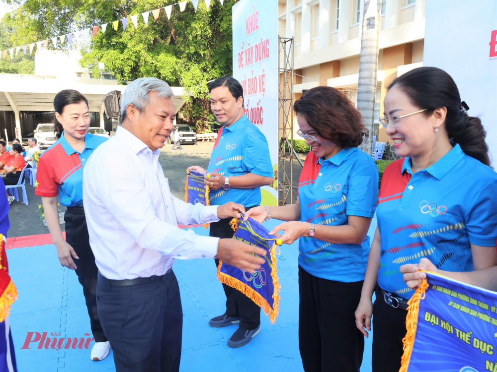 Ông Nguyễn Văn Hai -  Phó Giám đốc Trung tâm Huấn luyện và Thi đấu TPHCM trao cờ lưu niệm cho đại diện UBND 5 phường và Trung tâm Cung ứng Dịch vụ Văn hóa – Thể thao