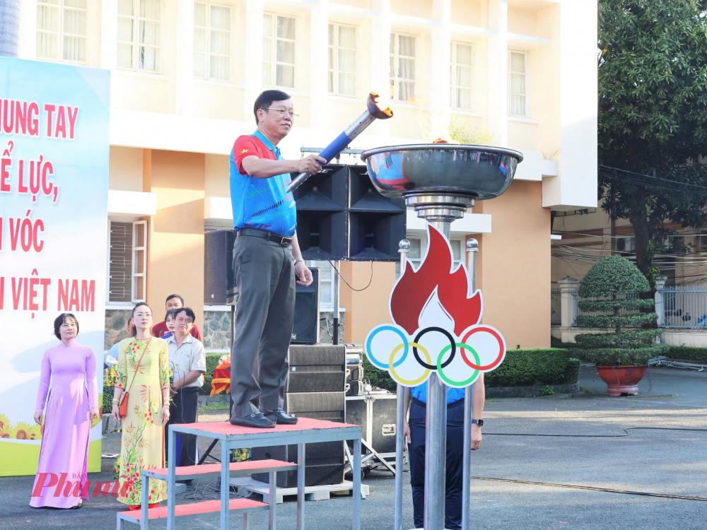 Ông Vũ Ngọc Tuất -  Bí thư Đảng ủy, Chủ tịch Hội đồng nhân dân phường Bình Thạnh, thực hiện nghi thức thắp đuốc, chính thức khai mở Đại hội.