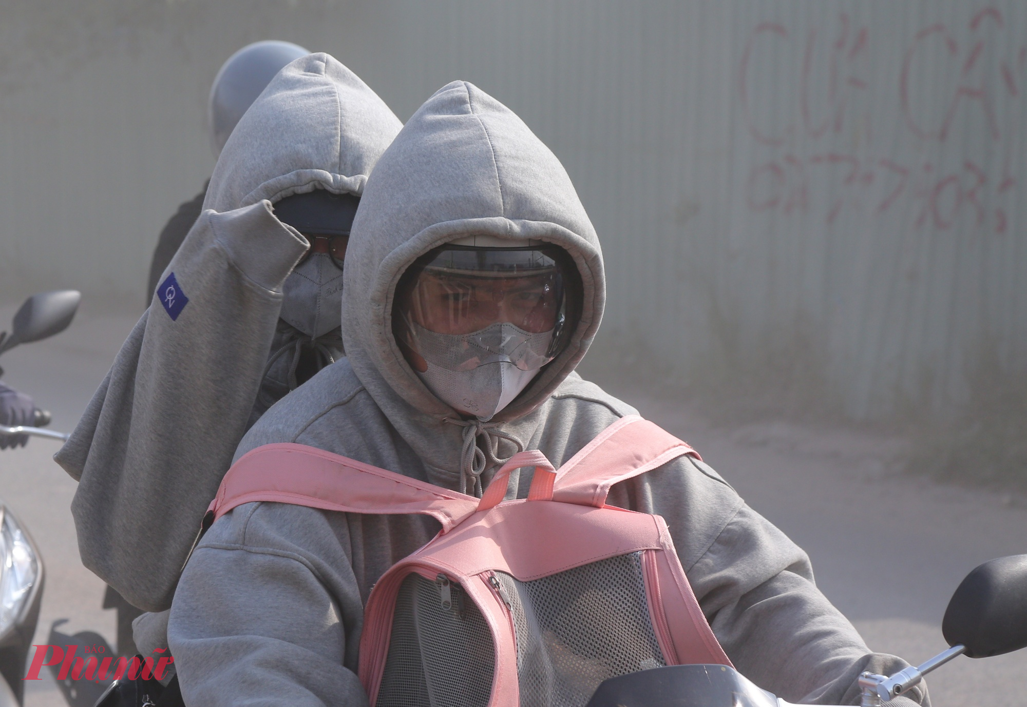 Đường cửa ngõ TPHCM xuống cấp, bụi dày phủ trắng nhà dân như sương mù Nhiều sinh viên đi qua con đường Nguyễn Xiển đều trang bị kín, 2 lớp khẩu trang nhưng cũng không thoát khỏi bụi len lỏi