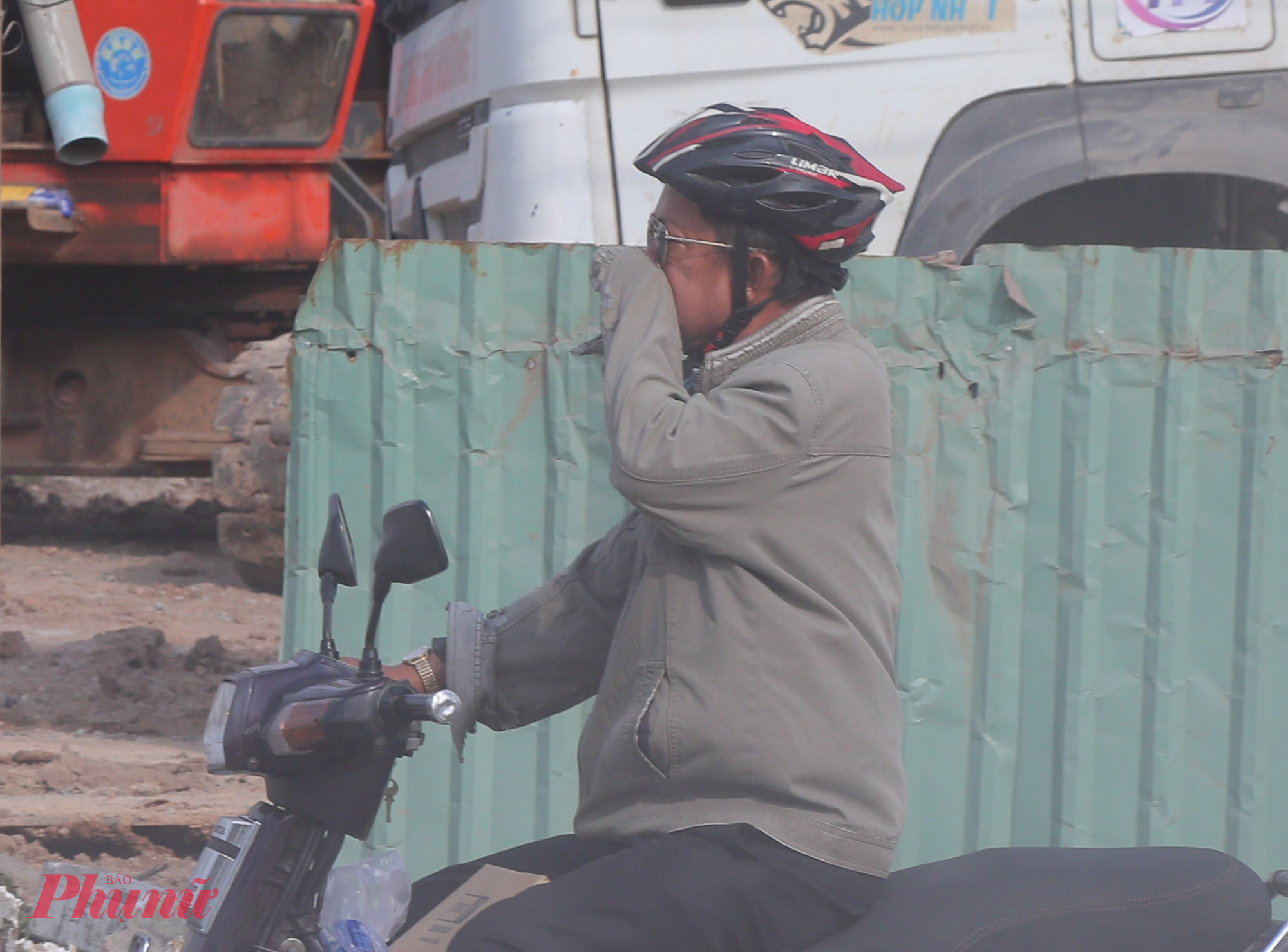 Đường cửa ngõ TPHCM xuống cấp, bụi dày phủ trắng nhà dân như sương mù Người dân khu vực không thể chịu nổi cảnh bụi diễn ra thường xuyên mỗi ngày.