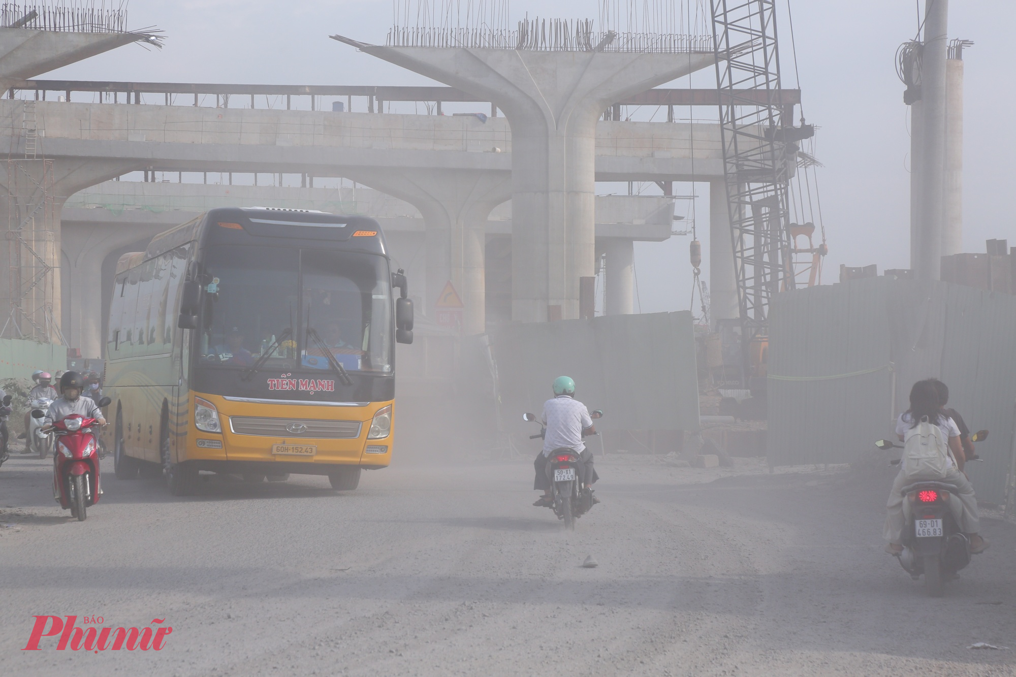 Đường cửa ngõ TPHCM xuống cấp, bụi dày phủ trắng nhà dân như sương mù Tầm nhìn giao thông qua đường Nguyễn Xiển bị hạn chế vì bụi mù mịt.