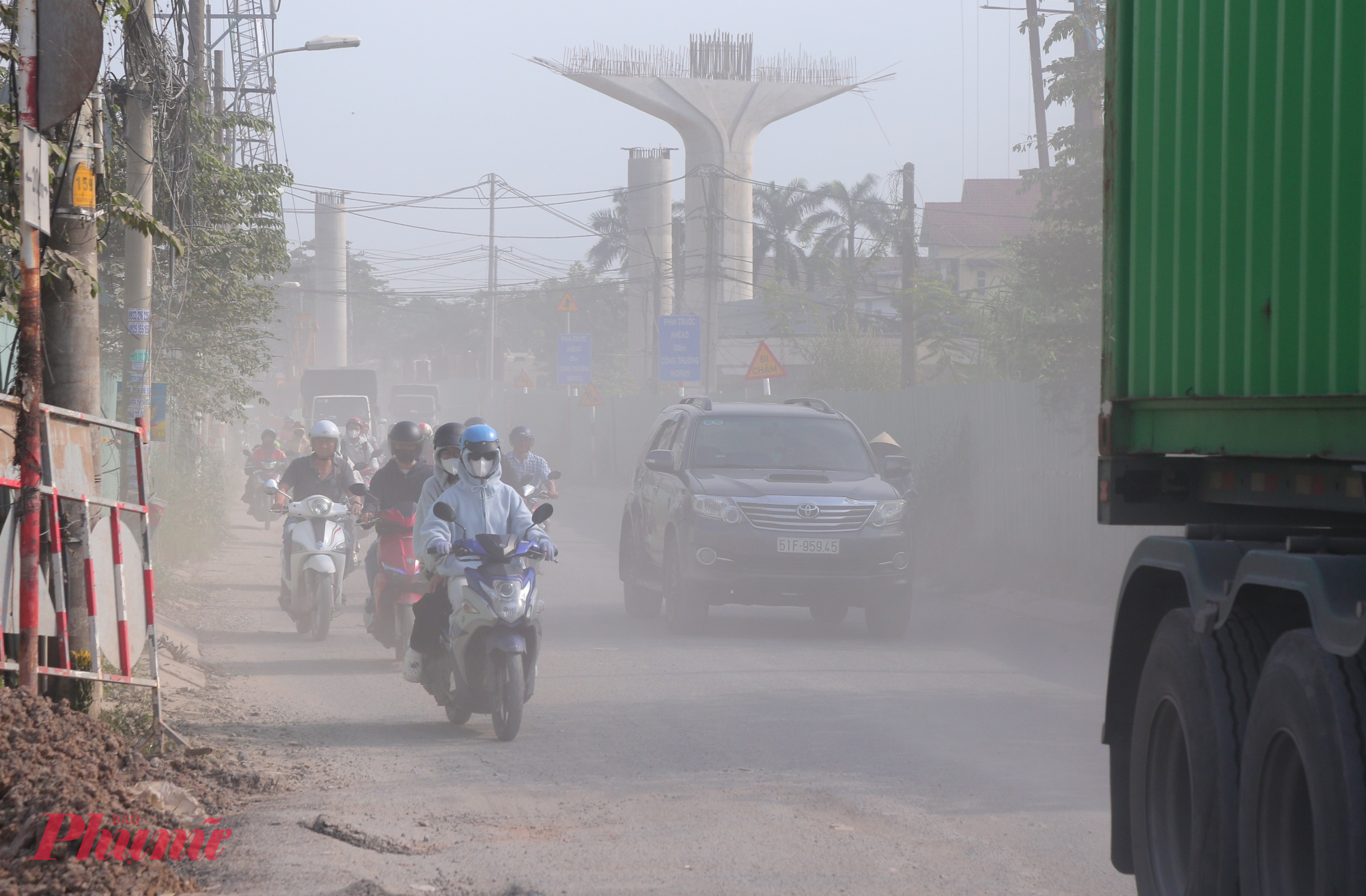 Đường cửa ngõ TPHCM xuống cấp, bụi dày phủ trắng nhà dân như sương mù Tuyến đường bụi bay trắng xóa mỗi khi có xe container đi qua khiến người dân ám ảnh