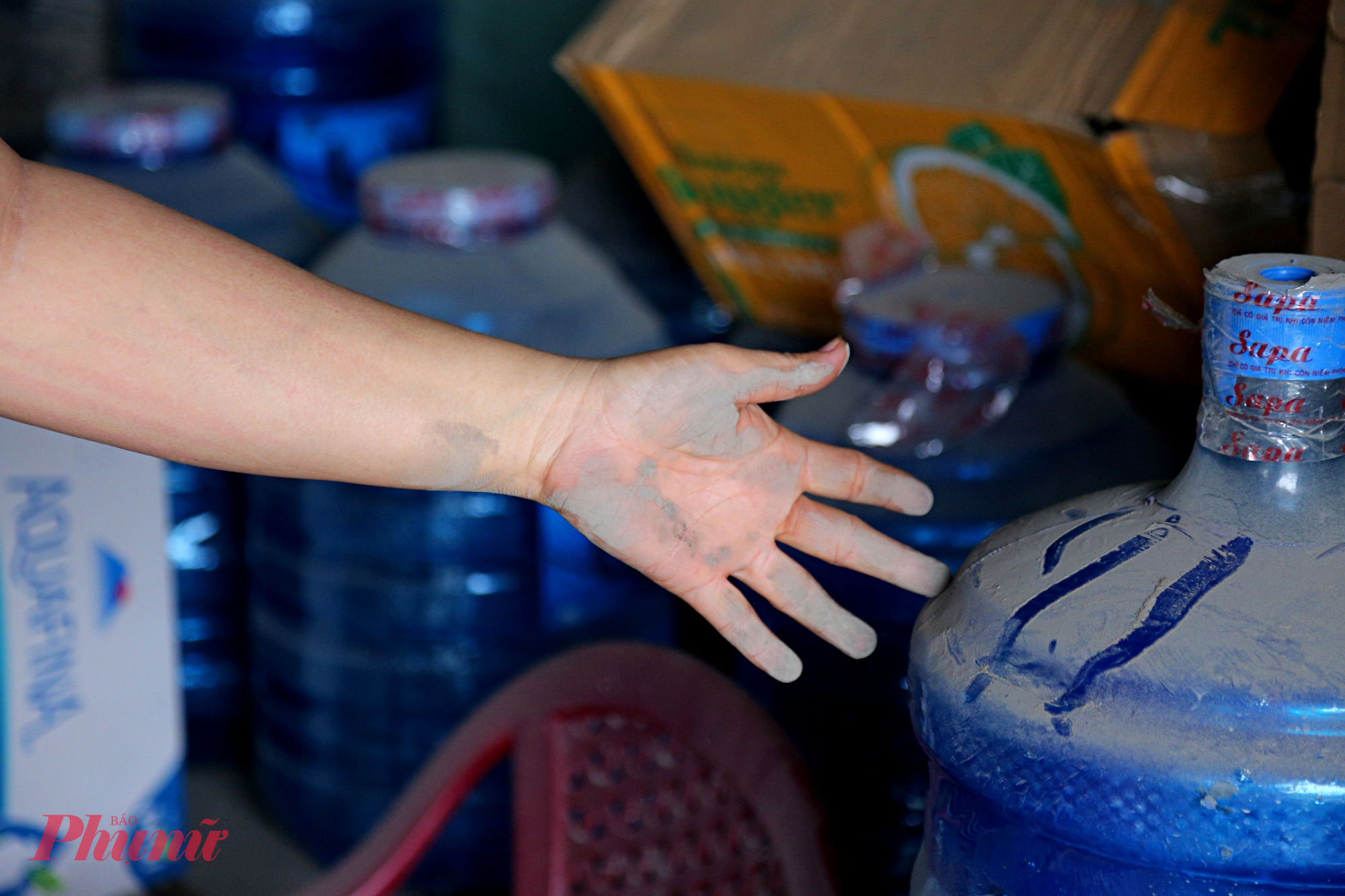 Đường cửa ngõ TPHCM xuống cấp, bụi dày phủ trắng nhà dân như sương mù Hàng hóa để bán cũng bị bụi tấn công hàng ngày.