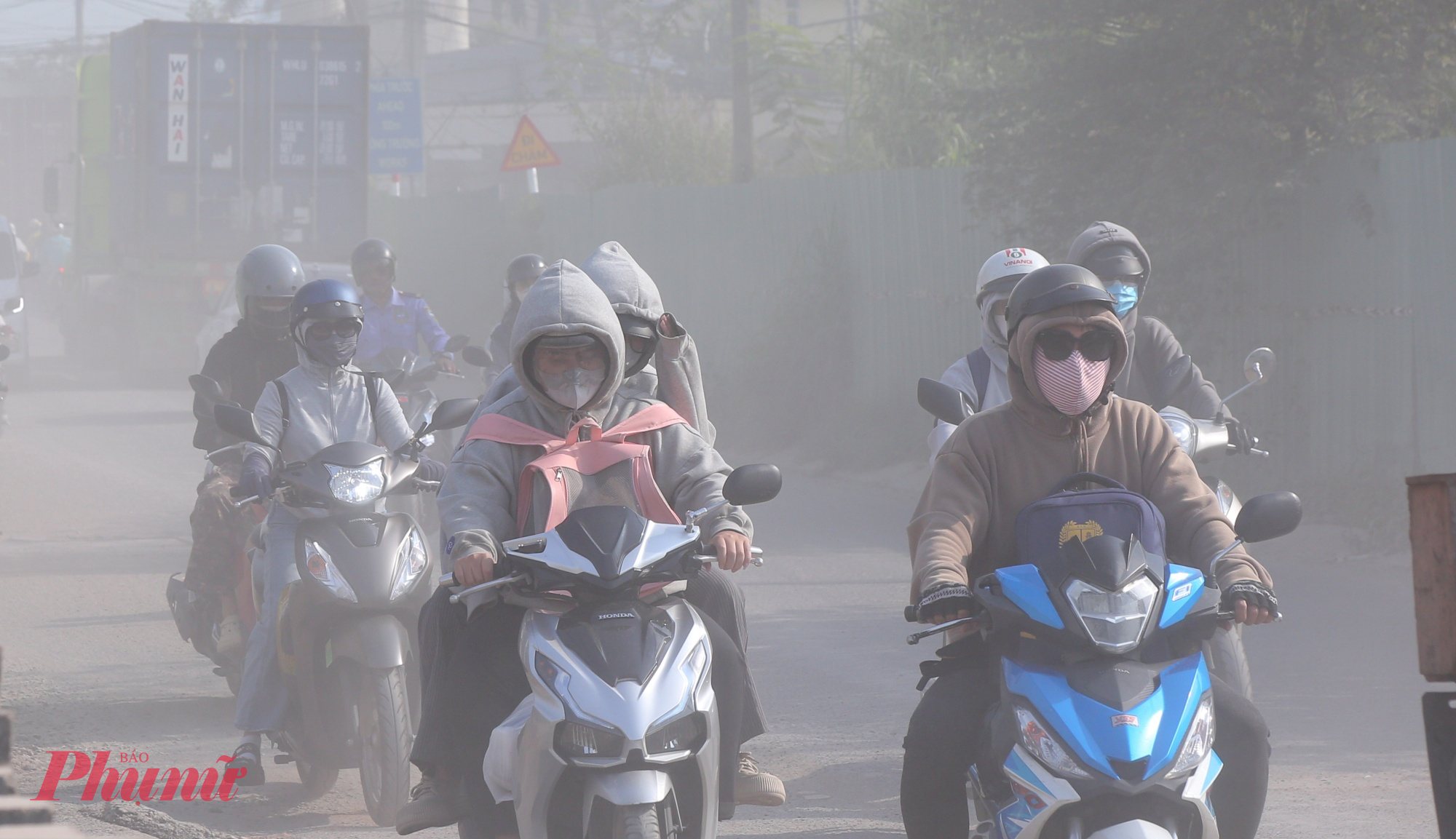 Đường cửa ngõ TPHCM xuống cấp, bụi dày phủ trắng nhà dân như sương mù Bụi trắng xóa như sương mù khiến tầm nhìn người dân bị hạn chế.