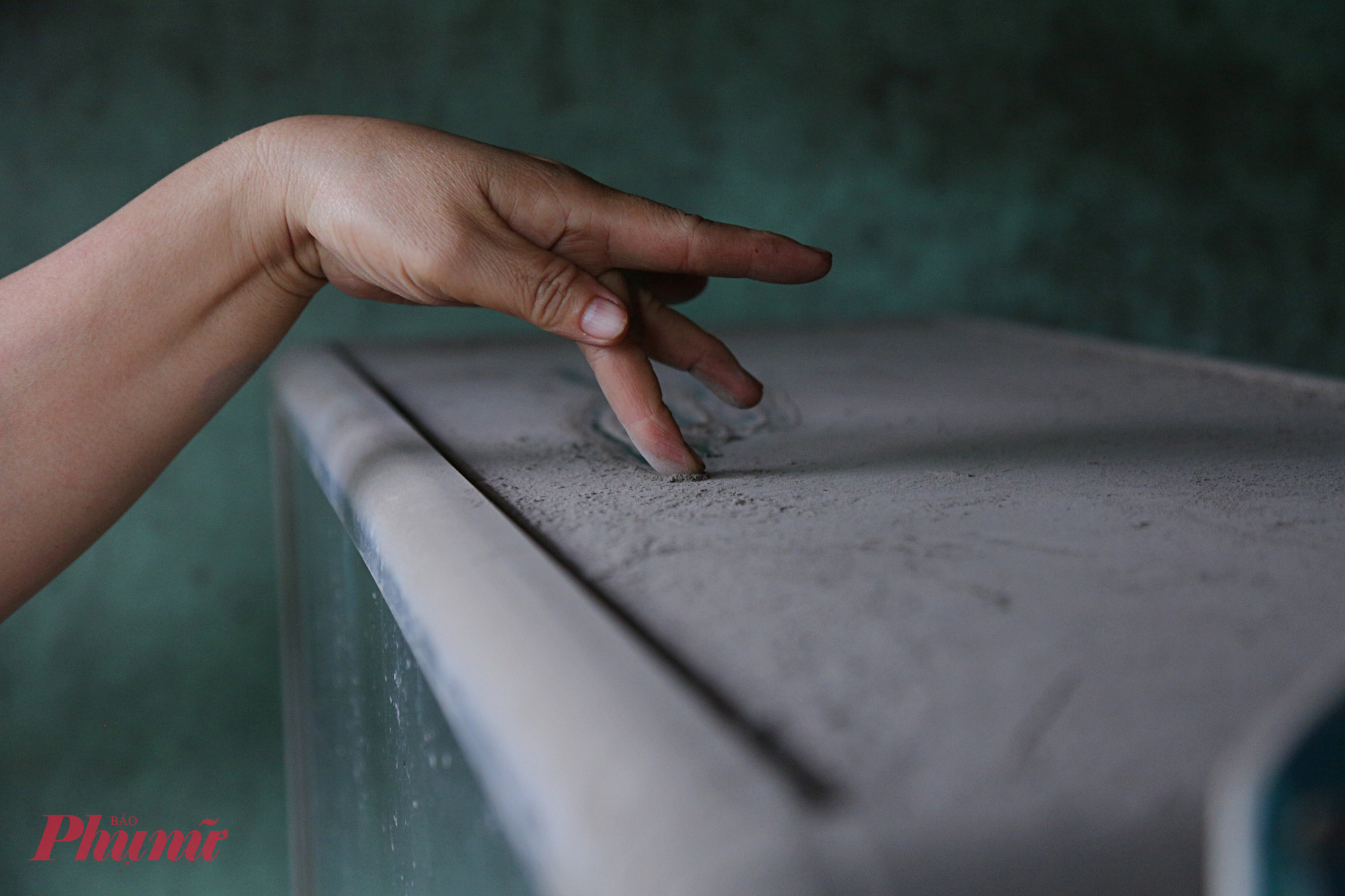 Đường cửa ngõ TPHCM xuống cấp, bụi dày phủ trắng nhà dân như sương mù Tất cả đồ đạc trong nhà chị Hoa từ bàn ghế, tủ,.. đều bị bụi phủ lớp dày.