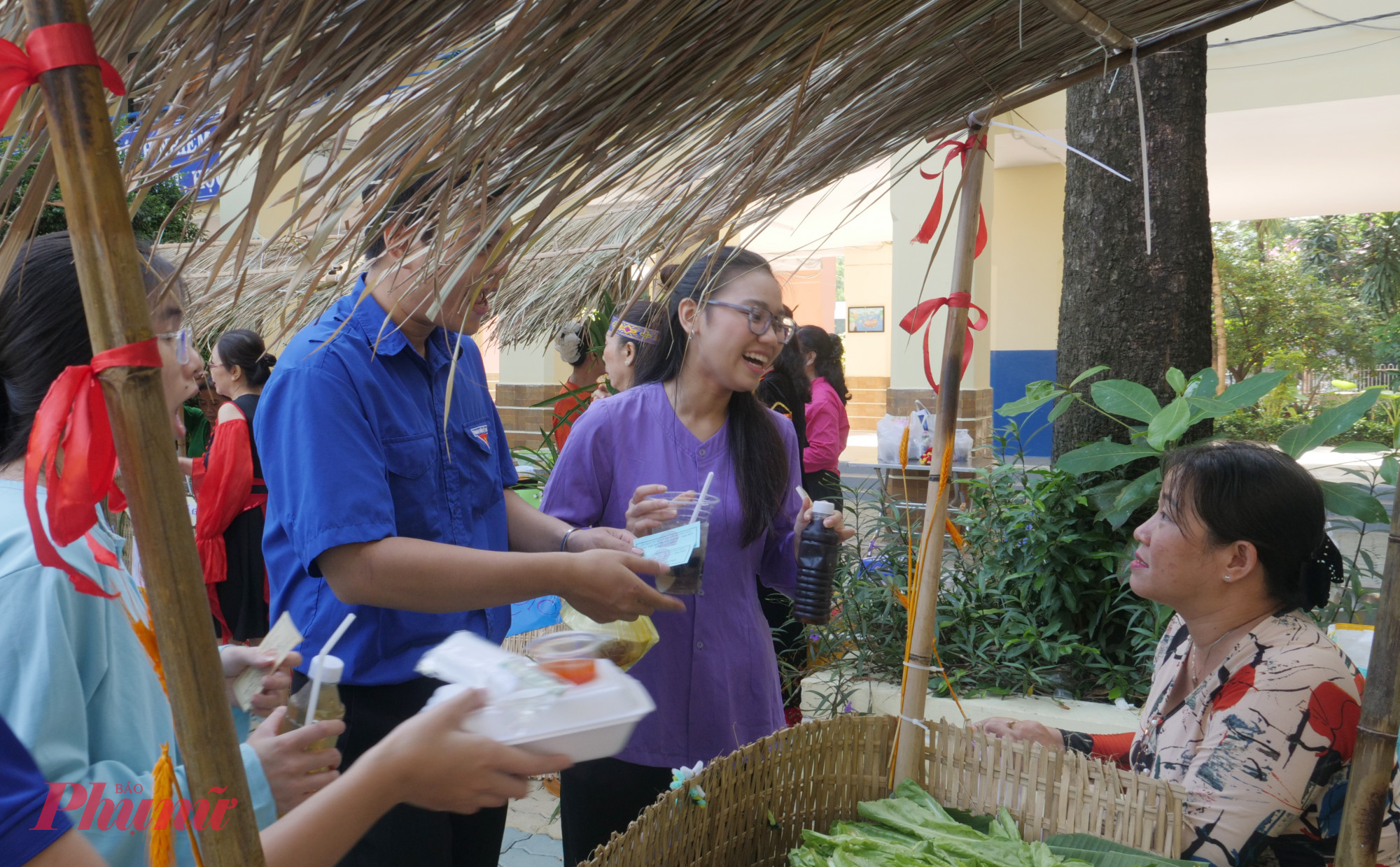 Gian hàng ẩm thực, gian hàng giới thiệu sản phẩm phụ nữ khởi nghiệp tại ngày hội - Ảnh: Trang Nguey64n 