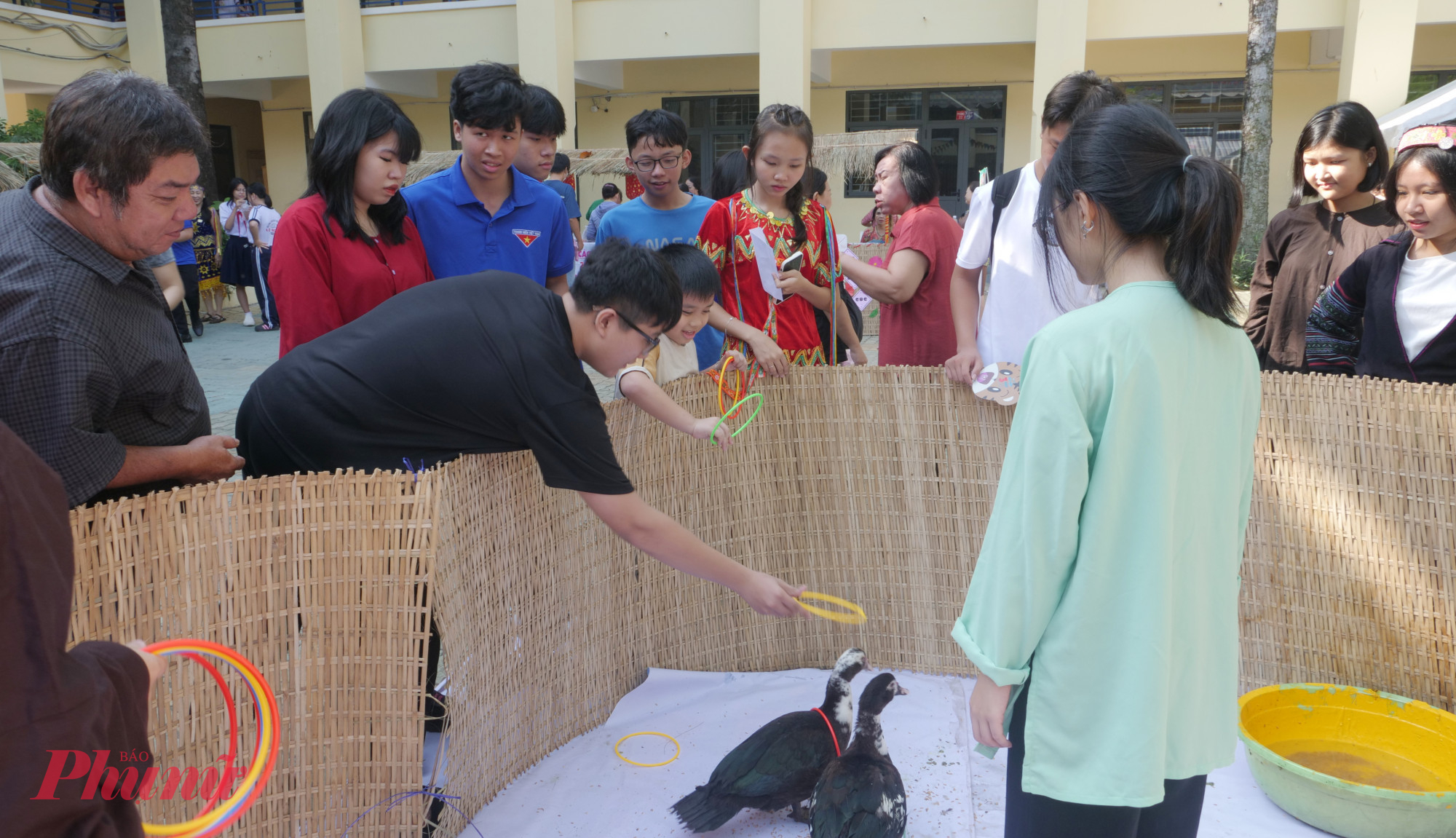 Người dân, các bạn trẻ thích thú được trải nghiệm các trò chơi dân gian tại ngày hội - Ảnh: Trang Nguyễn 
