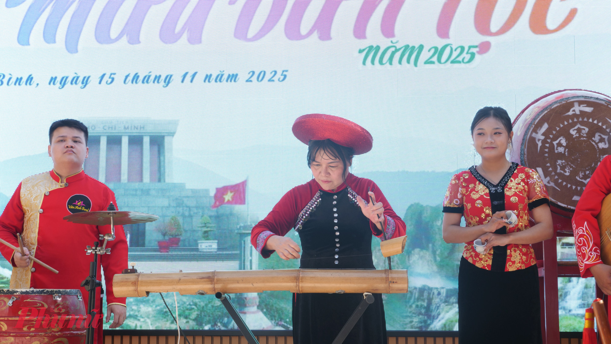 Chương trình văn nghệ, biểu diễn nhạc cụ dân tộc thu hút sự quan tâm theo dõi của đông đảo người dân - Ảnh: Trang Nguyễn 