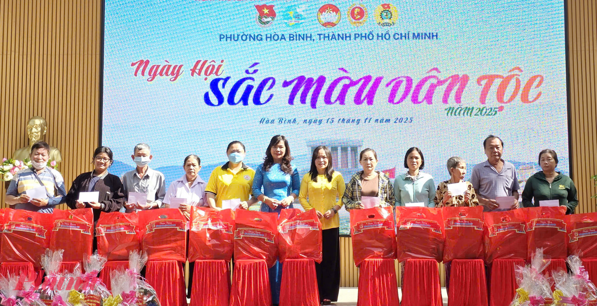 Ban Tổ chức tặng 95 phần quà nghĩa tình đến các hộ dân có hoàn cảnh khó khăn trên địa bàn phường