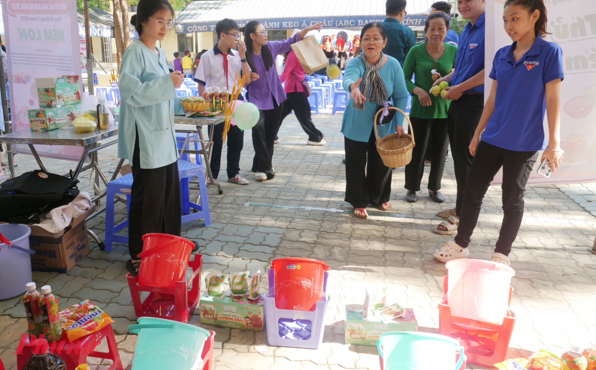Các gian hàng trò chơi dân gian tại ngày hội thu hút người dân tham gia, vui chơi tại ngày hội - Ảnh: Trang Nguyễn 