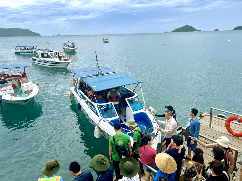 Khách du lịch trải nghiệm ca nô tham quan các điểm đến, di tích tại Côn Đảo (TPHCM) tháng 6/2024 - ẢNH: QUỐC THÁI