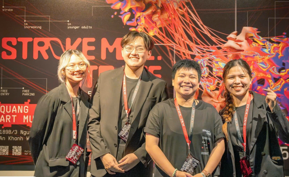 Người trẻ 'lạc trôi' vì lối sống không lành mạnh Nguyễn Trần Hồng Phúc (bìa trái) và các thành viên trong nhóm thực hiện đồ án cảnh báo đột quỵ bằng nghệ thuật - Ảnh do nhân vật cung cấp