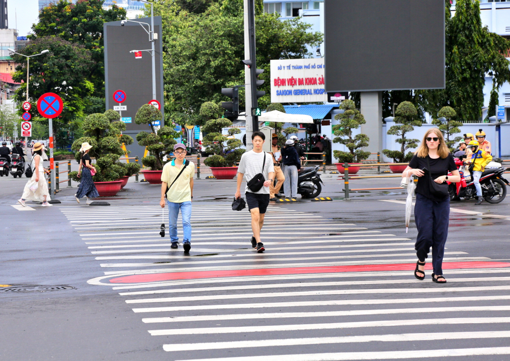 Nhịp sống sẽ sôi động ngay trong lòng đất Khách du lịch nước ngoài đi dạo trước chợ Bến Thành. Nếu có thêm không gian ngầm, khu vực này sẽ càng thu hút du khách - ẢNH: NGUYỄN VĂN