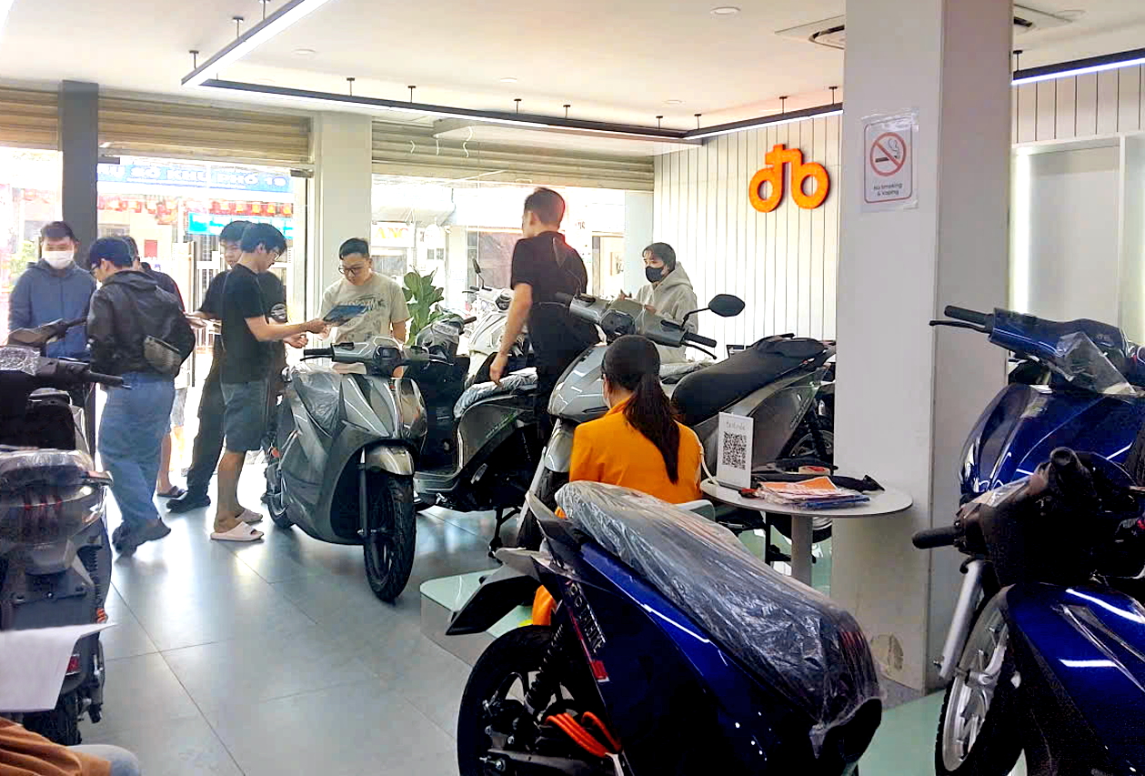 Bạn đọc hiến kế giảm xe xăng, tăng xe điện Cửa hàng xe máy điện trên đường Kha Vạn Cân, phường Thủ Đức tập trung khá đông người xem và mua xe - ẢNH: Đ.T.