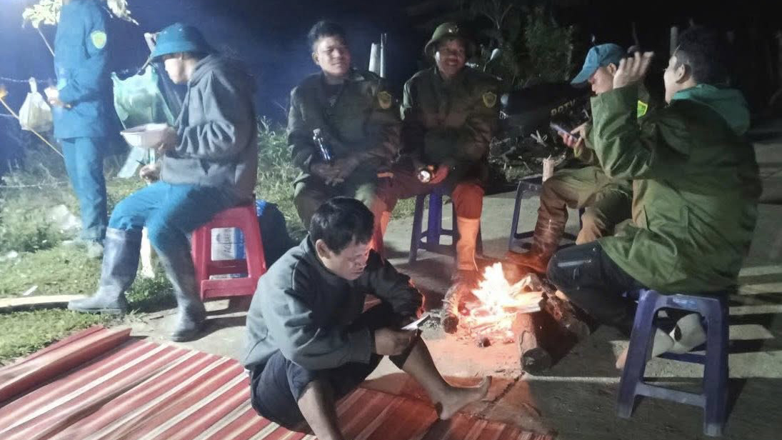 Các lực lượng tìm kiếm túc trực ngày đêm tại hiện trường tìm kiếm, trong điều kiện núi còn nhiều vết lở và thời tiết đang trở mưa