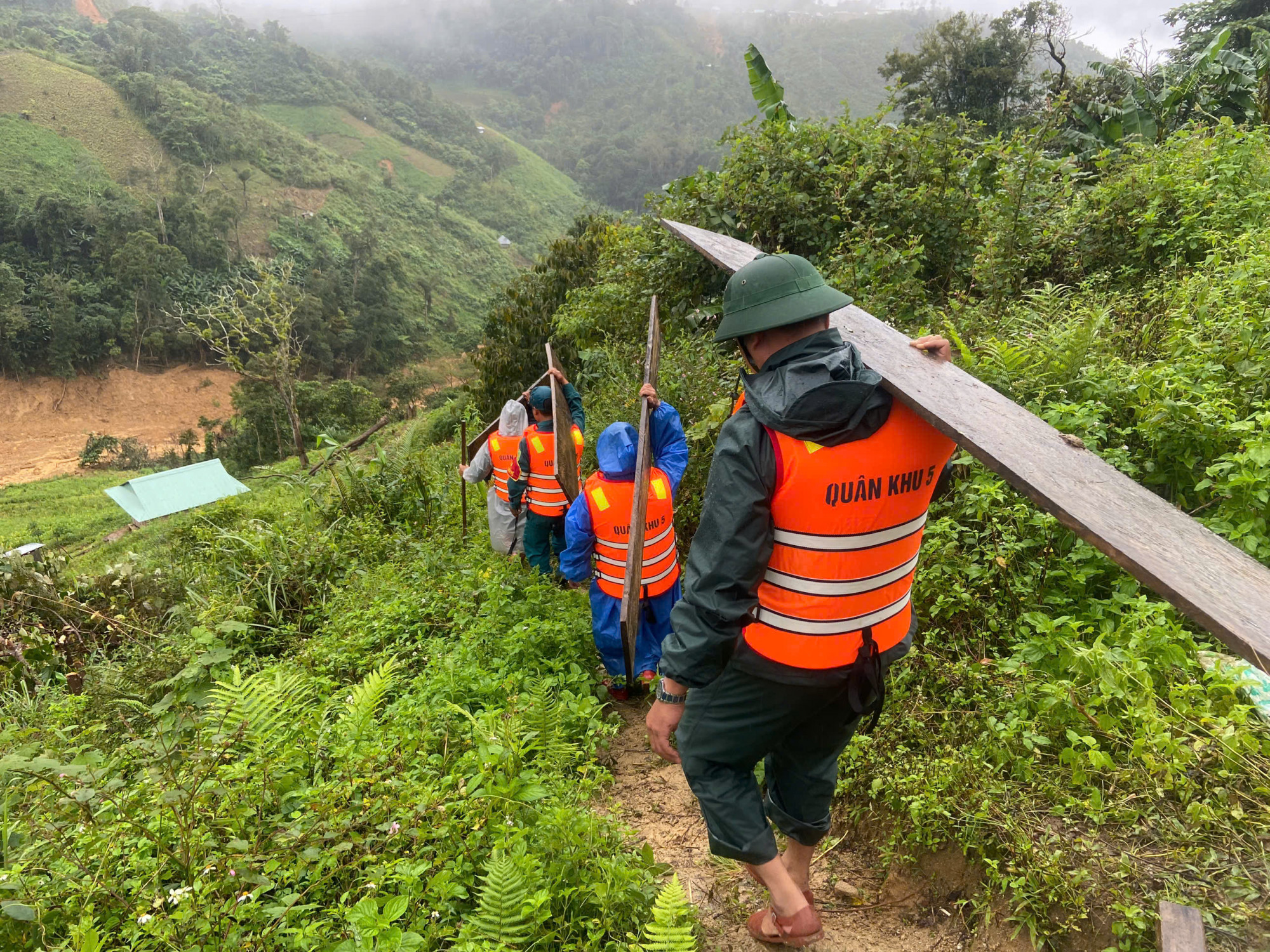Lực lượng được huy động bao gồm hàng trăm cán bộ, chiến sĩ từ các đơn vị thuộc Quân khu 5, cùng với sự hỗ trợ của lực lượng Công an, dân quân tự vệ địa phương.