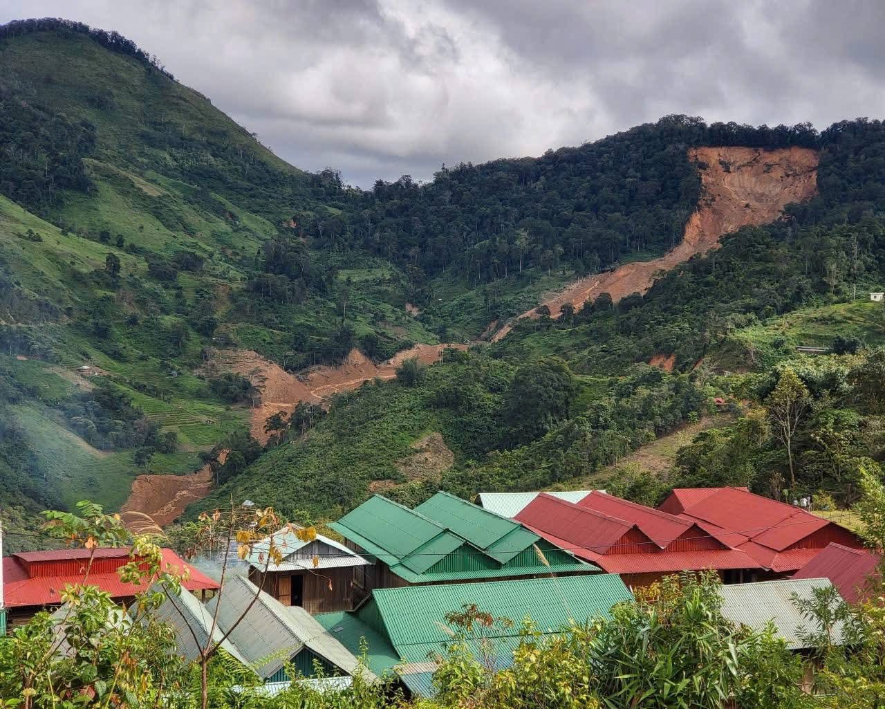 Khu dân cư bên cạnh ngọn núi bị sụp đổ ở thôn Pứt, xã Hùng Sơn