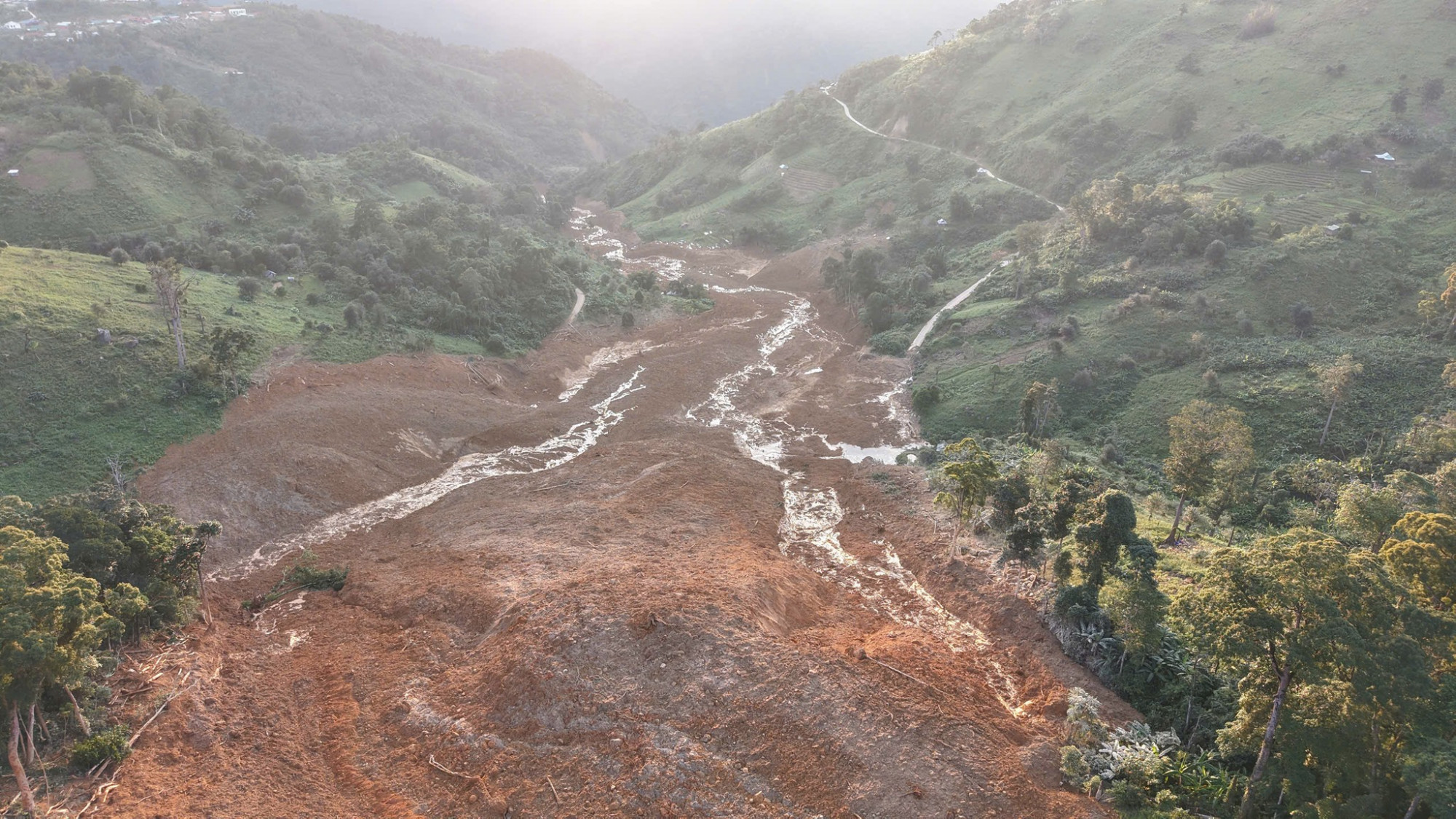 Tình hình tìm kiếm cứu nạn tại xã Hùng Sơn vẫn đang được các cấp, các ngành và dư luận đặc biệt quan tâm, theo dõi sát sao.