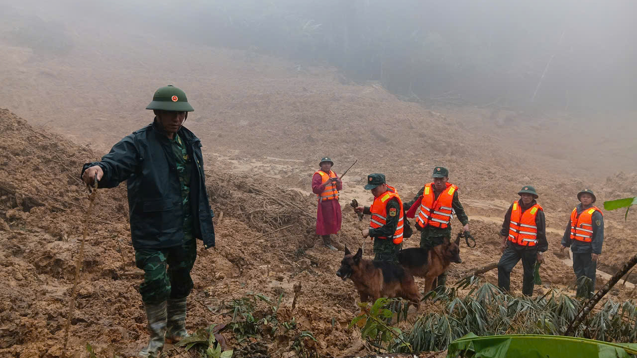Bên cạnh việc dùng các phương tiện thông thường, Quân khu 5 đã sử dụng máy bay không người lái (flycam) để khảo sát và khoanh vùng tìm kiếm từ trên cao, nhằm nâng cao hiệu quả và rút ngắn thời gian cứu hộ.