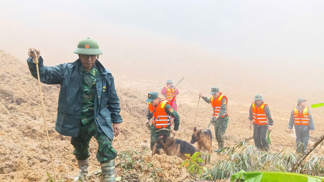 Mặc dù điều kiện thời tiết không thuận lợi và địa hình hiểm trở, nhưng cán bộ, chiến sĩ và cả những chú chó nghiệp vụ vẫn đang nỗ lực hết mình, chạy đua với thời gian để tìm kiếm những nạn nhân đang mất tích.