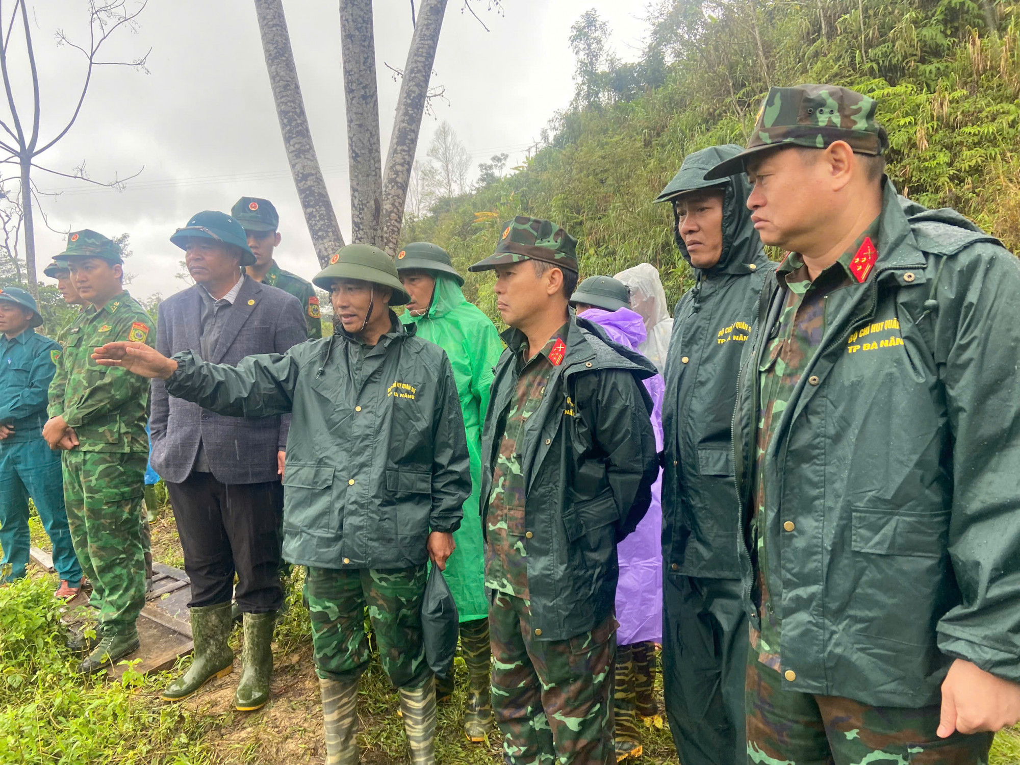 Sáng 16/11, công tác tìm kiếm các nạn nhân mất tích trong vụ sạt lở đất kinh hoàng tại xã Hùng Sơn (Đà Nẵng) được Quân khu 5 tiếp tục triển khai khẩn trương, với sự chỉ đạo trực tiếp của Đại tá Đỗ Xuân Hùng, Phó Tham mưu trưởng Quân khu.