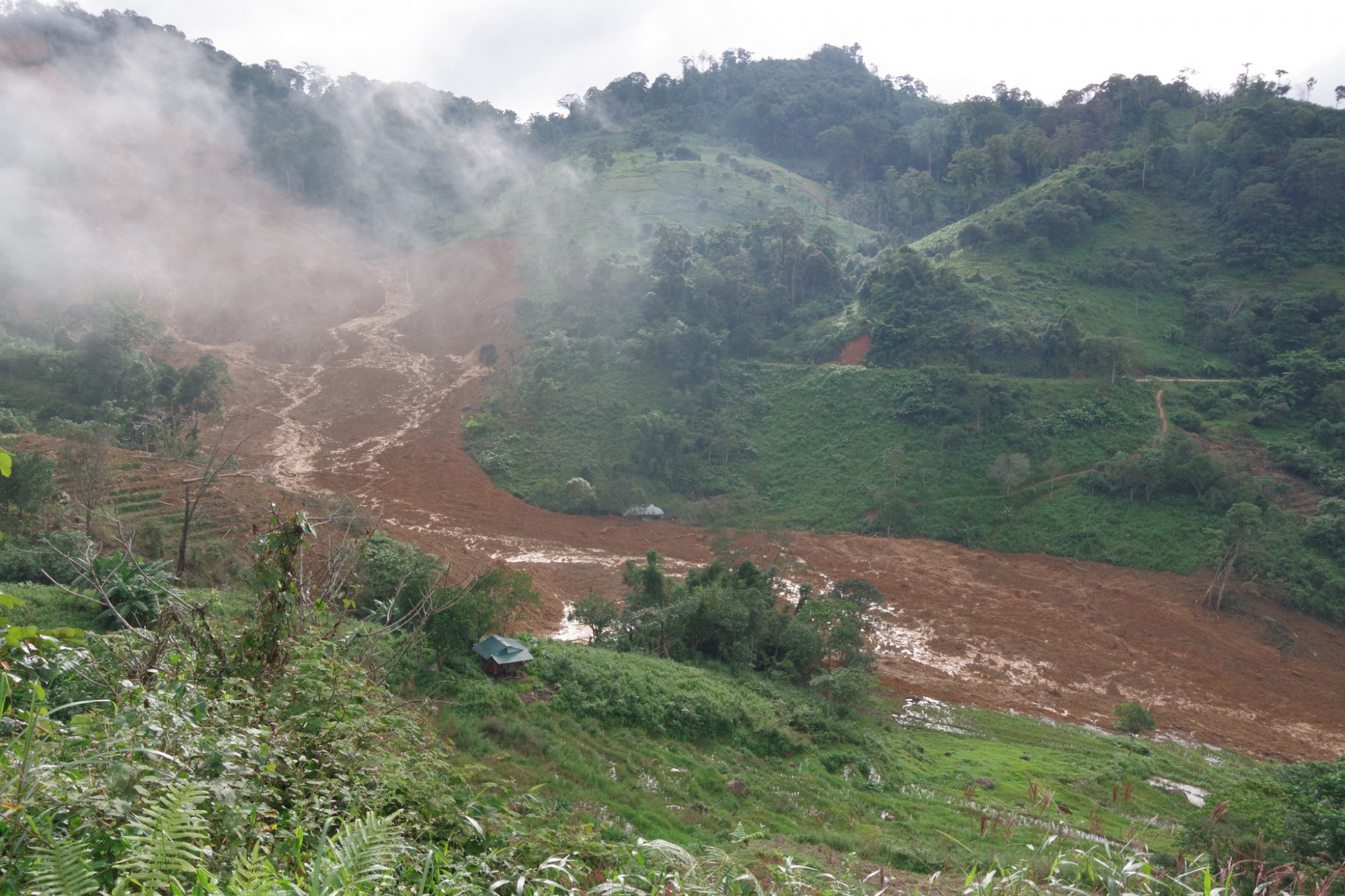Ngọn núi sụp đổ một mảng rất lớn, kéo dài cả km với lượng bùn đất dày đặc_Ảnh: Sông Hàn.