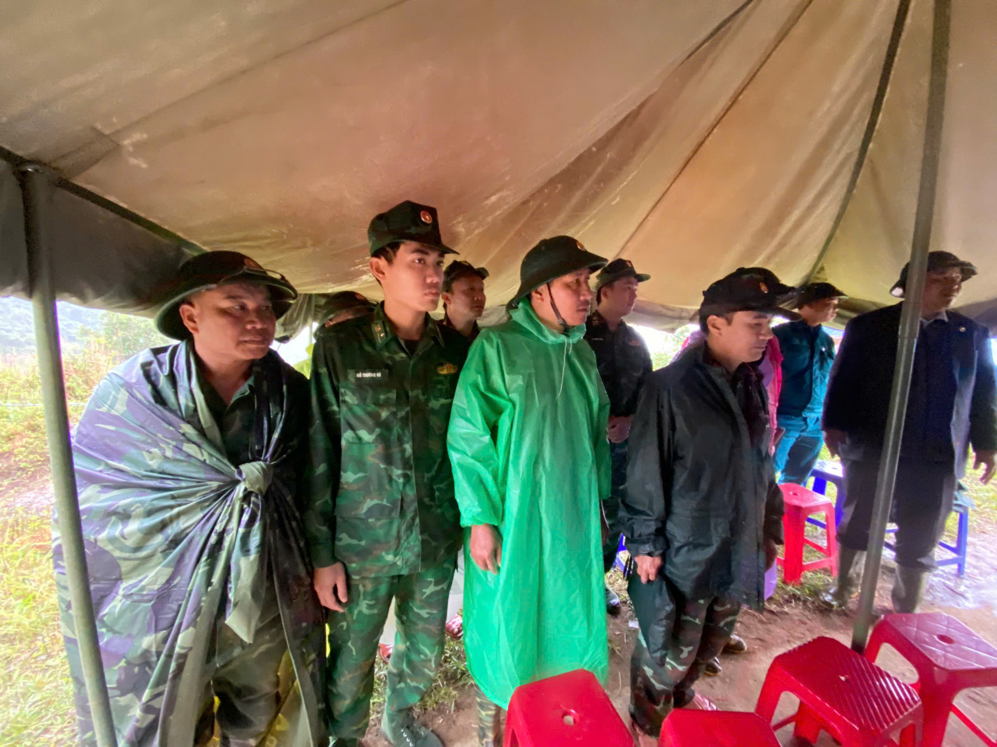 Nhằm đảm bảo công tác tìm kiếm đạt hiệu quả cao nhất, Đại tá Đỗ Xuân Hùng đã có mặt tại hiện trường từ sáng sớm để trực tiếp chỉ huy, điều phối lực lượng và phương tiện cứu hộ.