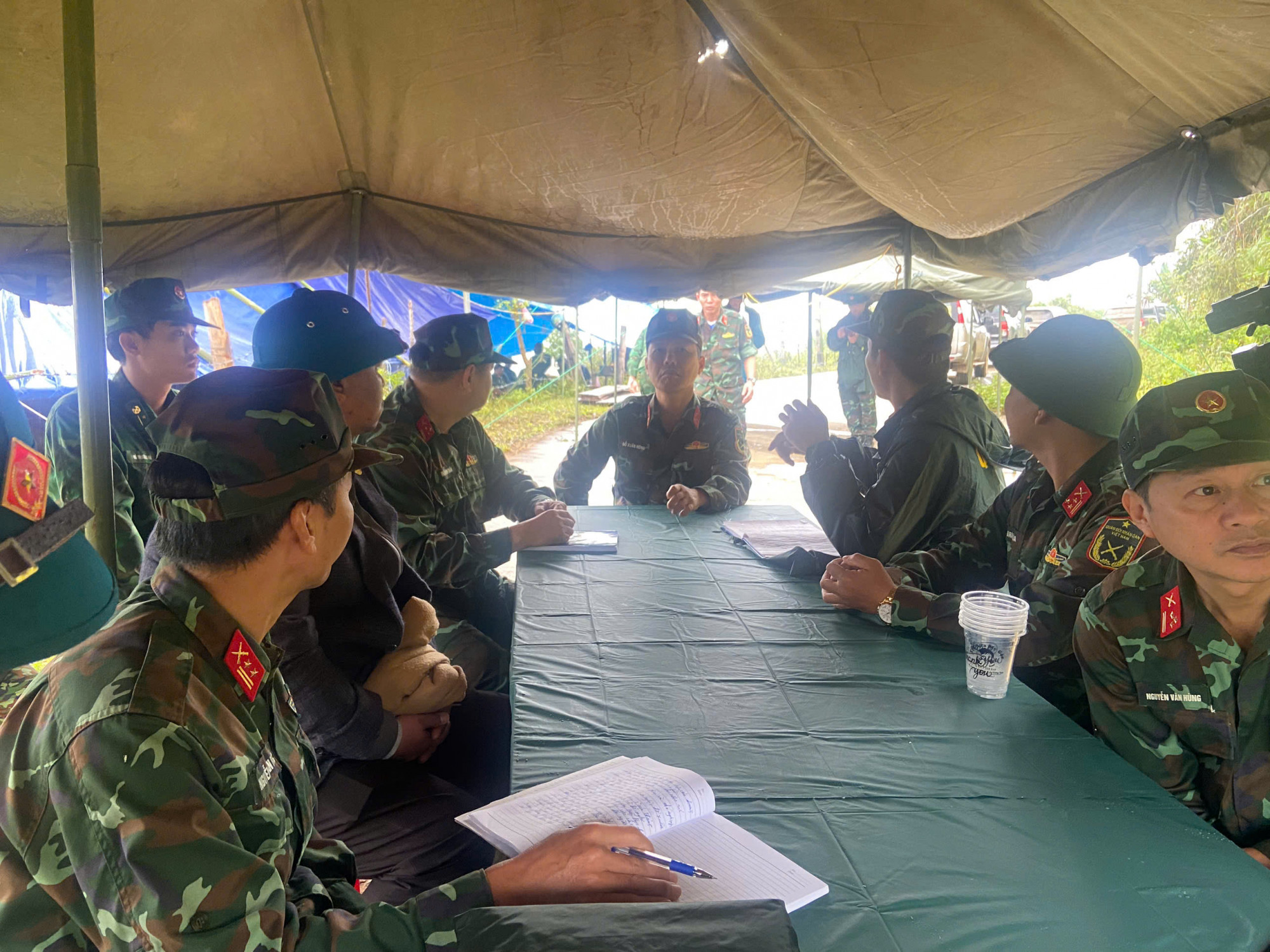 Tại đây, Phó Tham mưu trưởng Quân khu 5  đã nghe báo cáo nhanh từ các đơn vị tham gia và trực tiếp khảo sát địa hình phức tạp, nhiều bùn nhão, gây khó khăn cho việc tiếp cận.