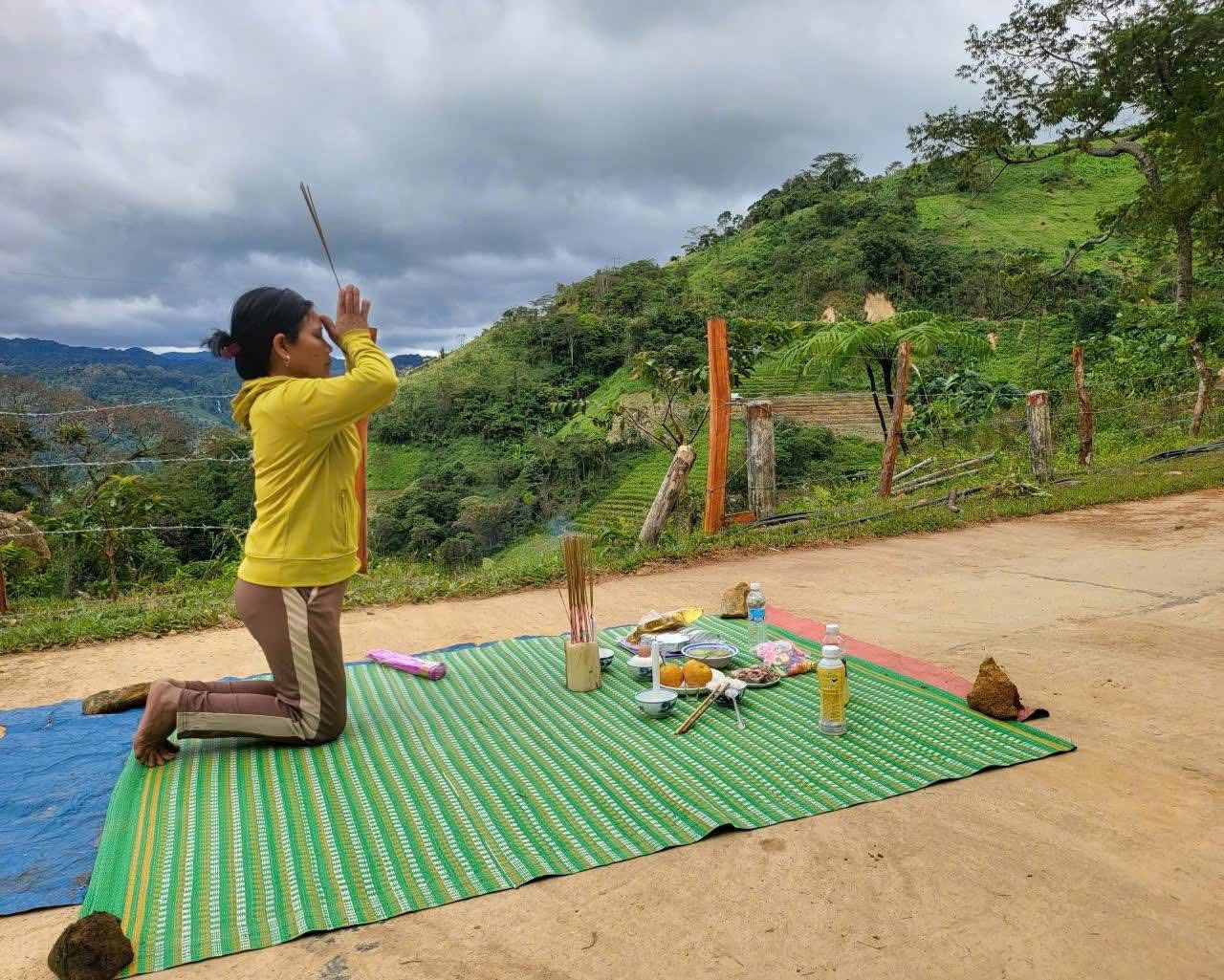 Người nhà các nạn nhân cầu khấn trời đất mong có phép màu 