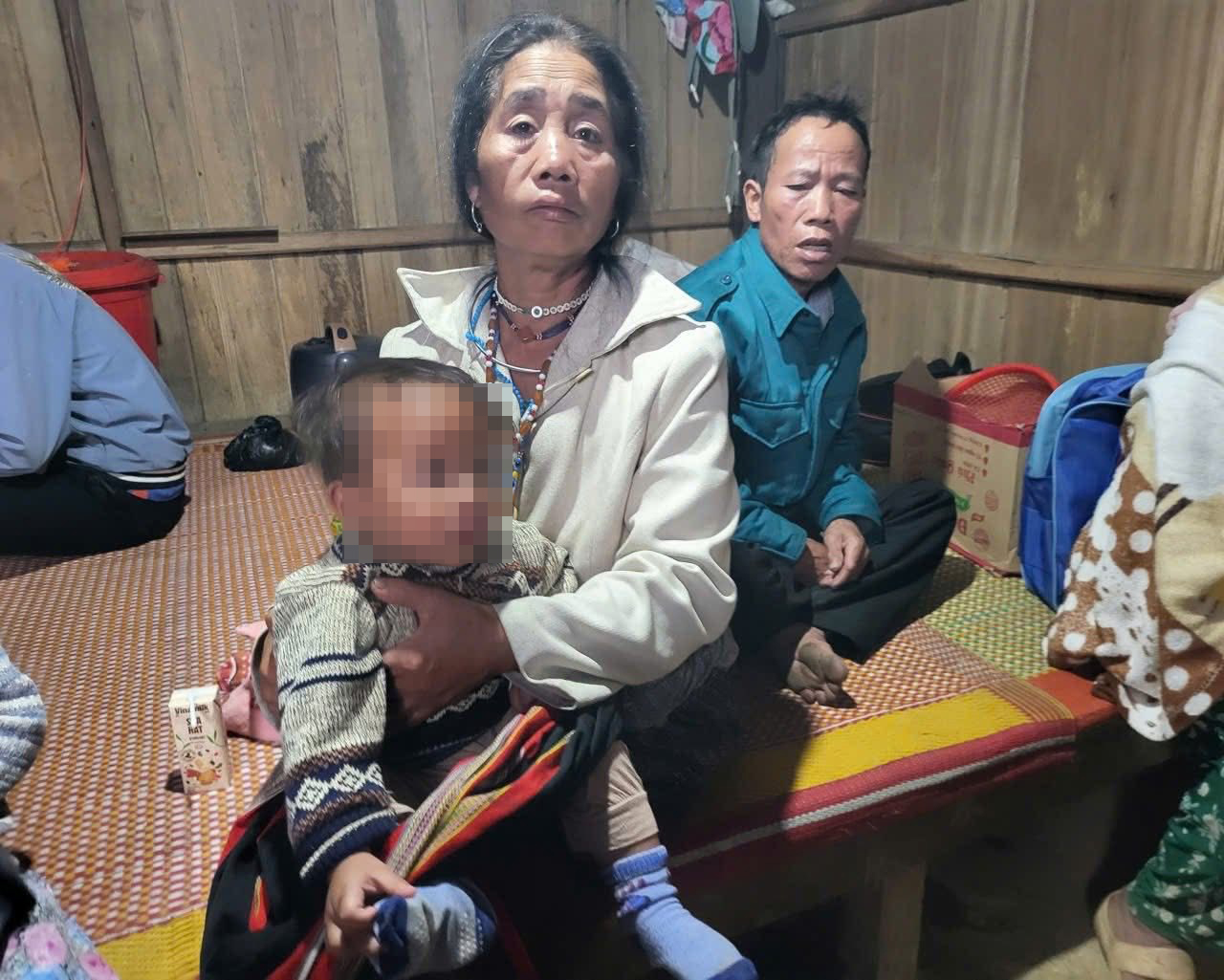 Người thân đang mong mỏi từng giây phút về tin của các nạn nhân mất tích