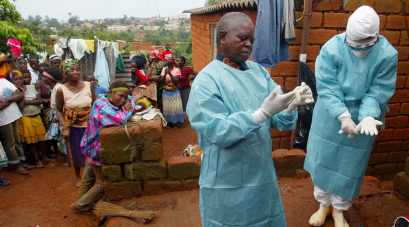 Một nhân viên y tế được nhìn thấy vào năm 2005 với rác thải để xử lý bên ngoài một khu cách ly ở Angola trong đợt bùng phát virus Marburg khiến hơn 200 người thiệt mạng. Ảnh: Mike Hutchings / Reuters