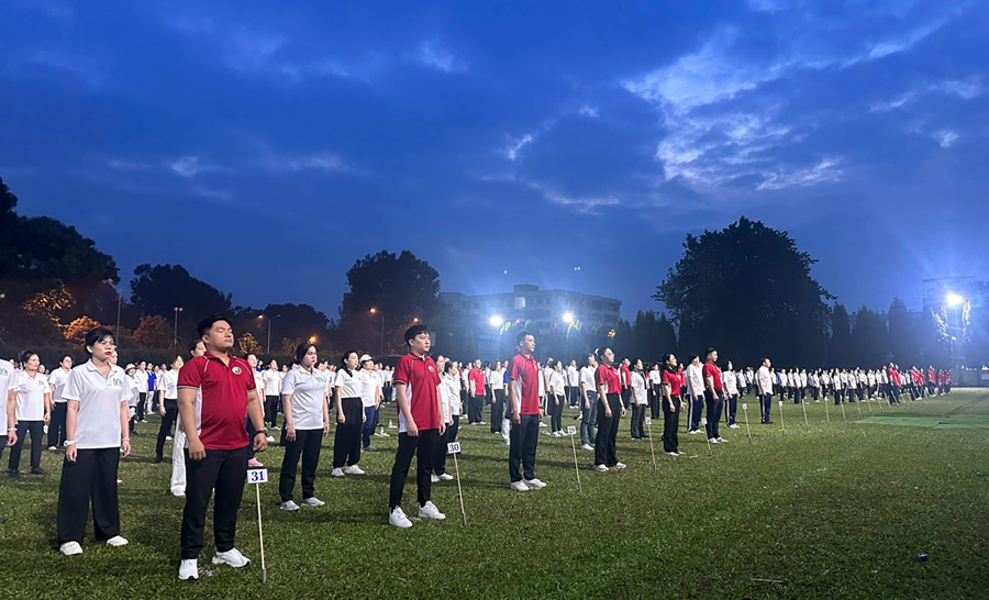 Mới sáng sớm gần 2.000 người dân và nhân viên y tế đã có mặt tại sân vận động Phú Nhuận cùng tập dưỡng sinh, ảnh SYT