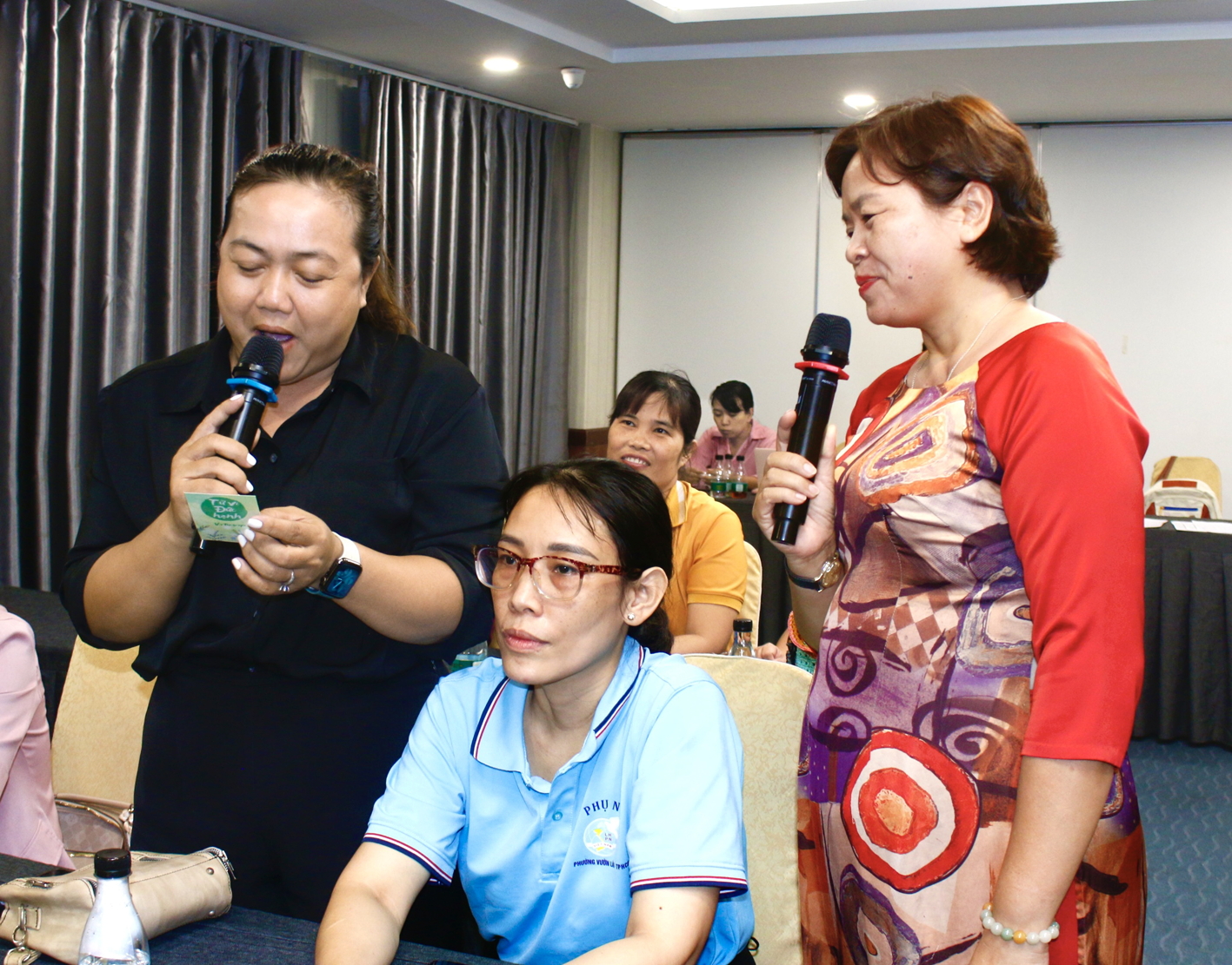 Tiến sĩ Phạm Thị Thúy (bìa phải) - giảng viên Học viện Chính trị khu vực II - giao lưu cùng cán bộ hội tại lớp tập huấn “Nâng cao năng lực cho cán bộ hội, đội ngũ cộng tác viên về một số kỹ năng làm cha mẹ” vào ngày 21/10 vừa qua