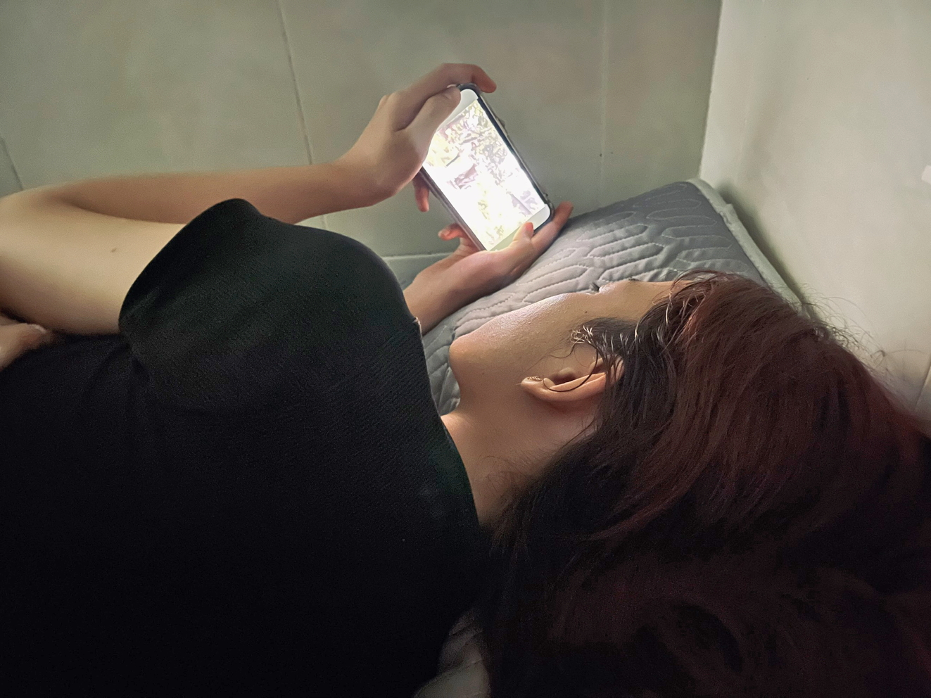 Người trẻ 'lạc trôi' vì lối sống không lành mạnh Chị Ngọc Như không thể từ bỏ thói quen cày phim thâu đêm vào cuối tuần - ẢNH: CÁT QUÂN