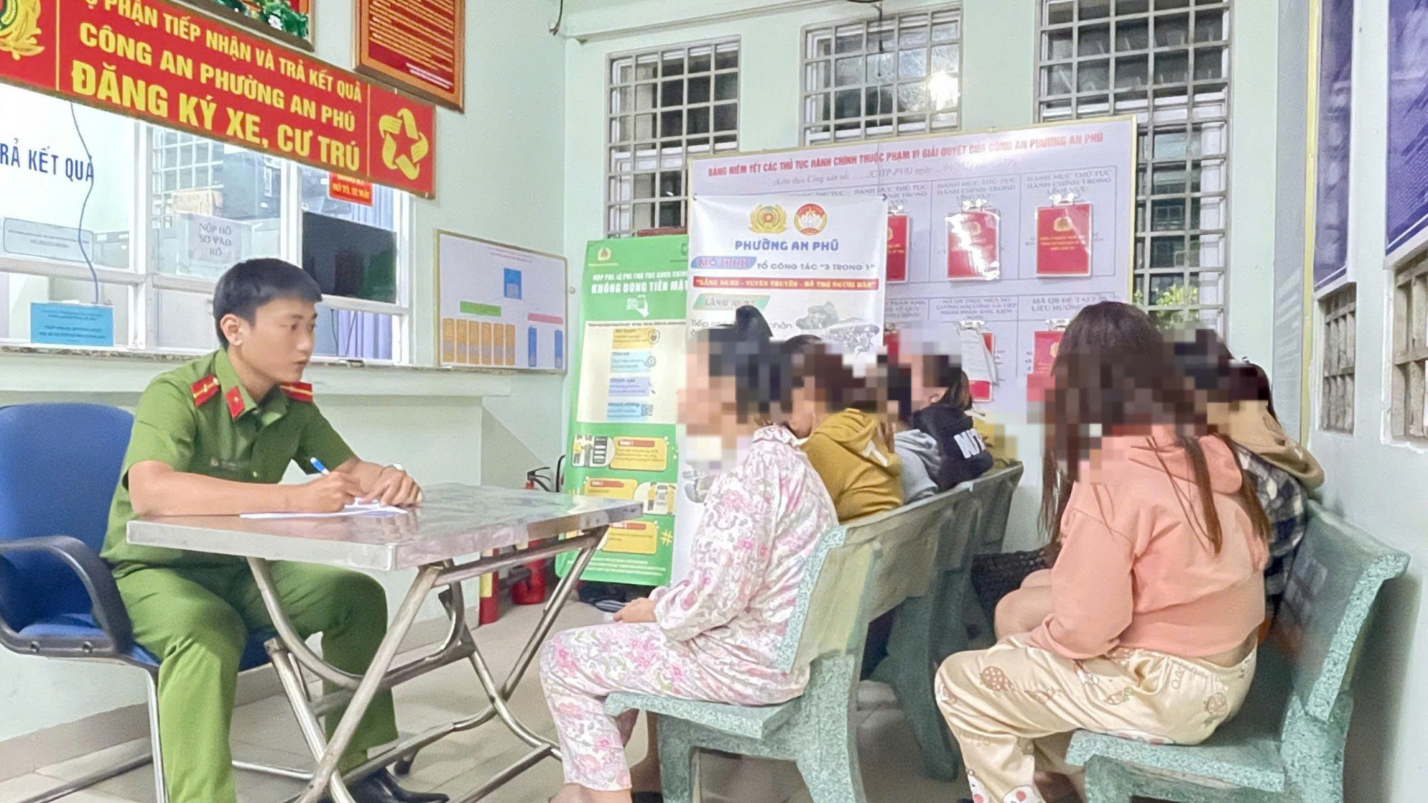 Công an làm việc với nhiều người sau khi kiểm tra nhiều điểm. Ảnh: Quang Nguyễn.