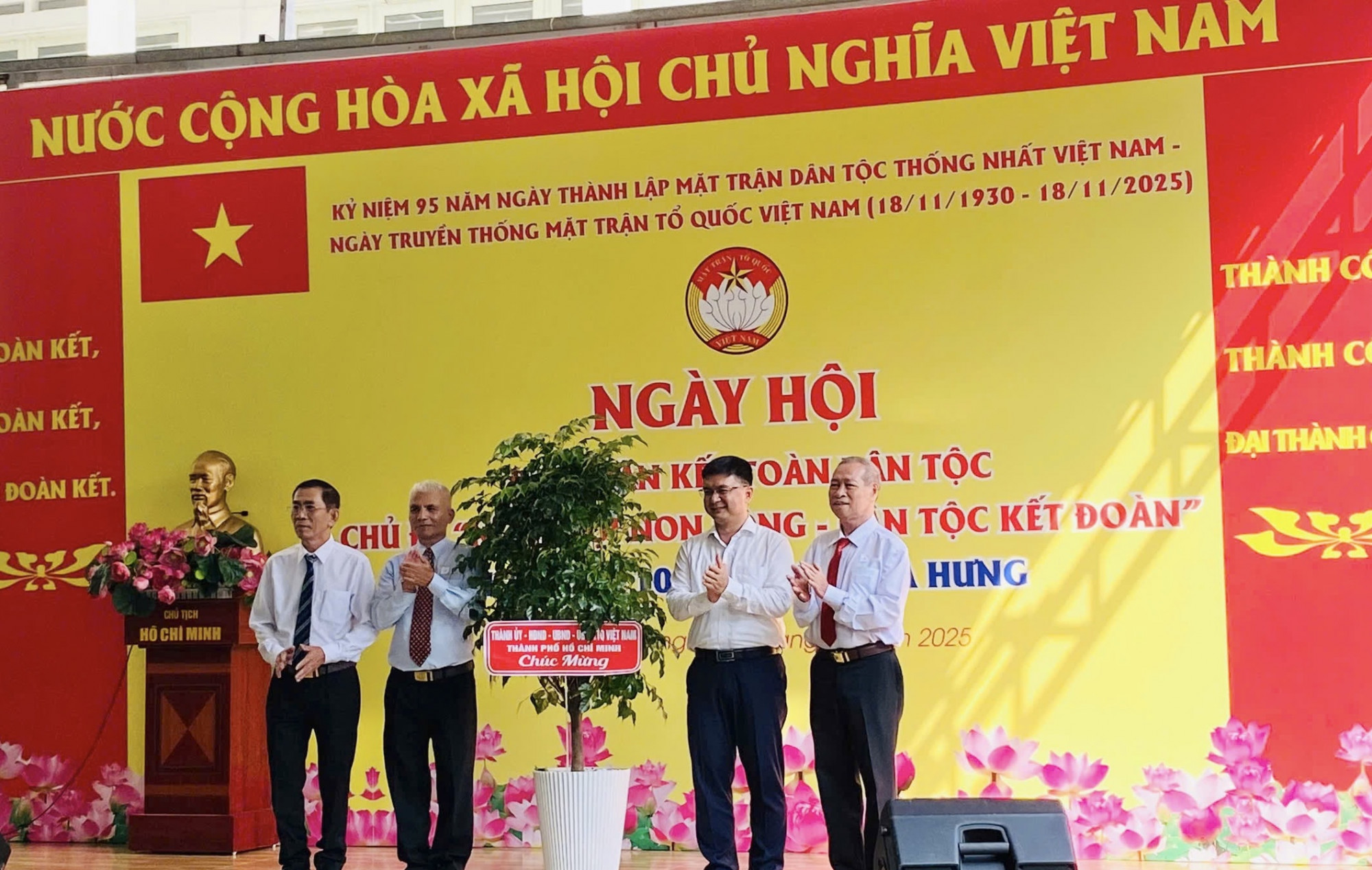 Ông Nguyễn Mạnh Cường - Phó chủ tịch UBND TPHCM trao tặng cây xanh hạnh phúc cho các khu phố tại phường Hoà Hưng - Ảnh: Thanh Trúc