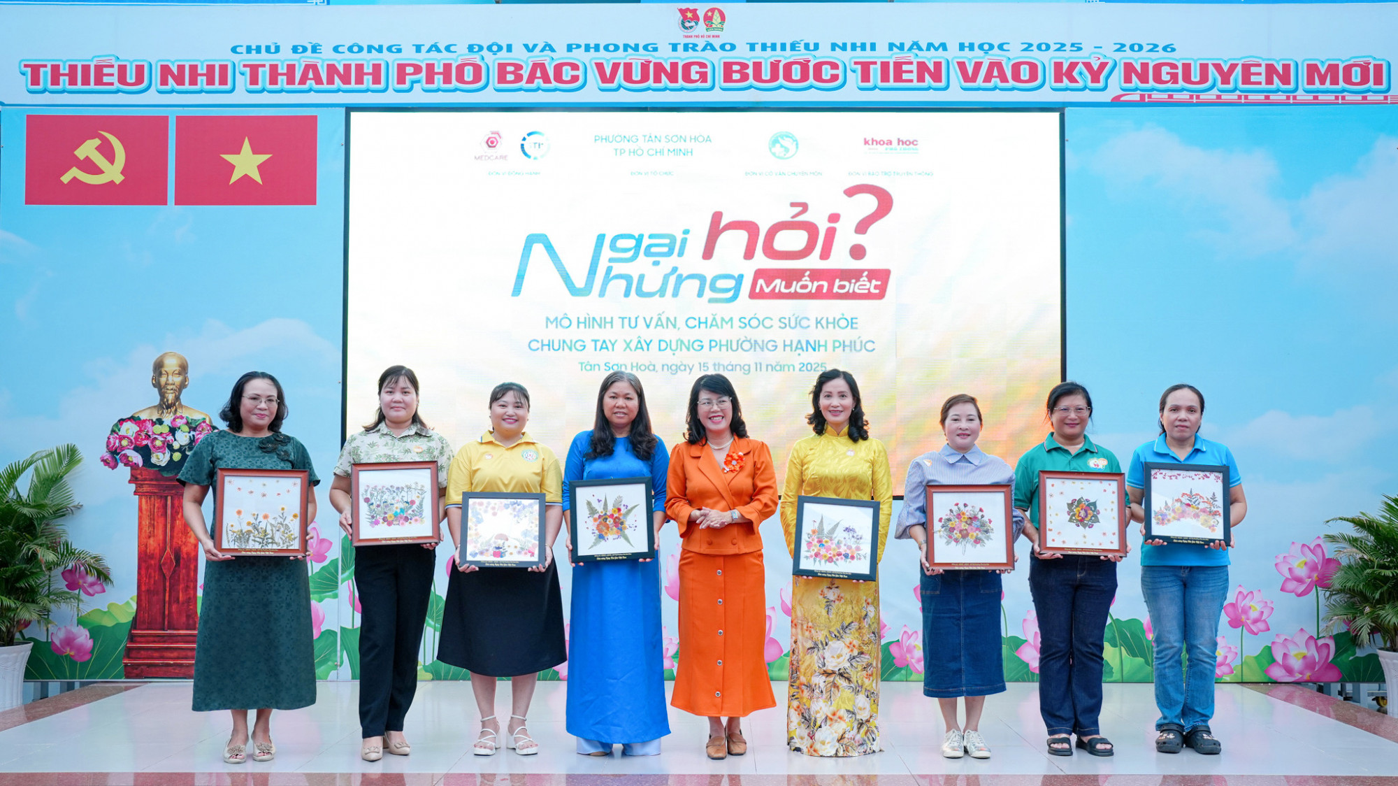Đồng chí Trương Lê Mỹ Ngọc - Bí thư Đảng ủy, Chủ tịch Hội đồng nhân dân Phường Tân Sơn Hòa gửi tặng phần quà tri ân cho đại diện 8 trường học trên địa bàn phường nhân Ngày Nhà giáo Việt Nam 20/11.JPG