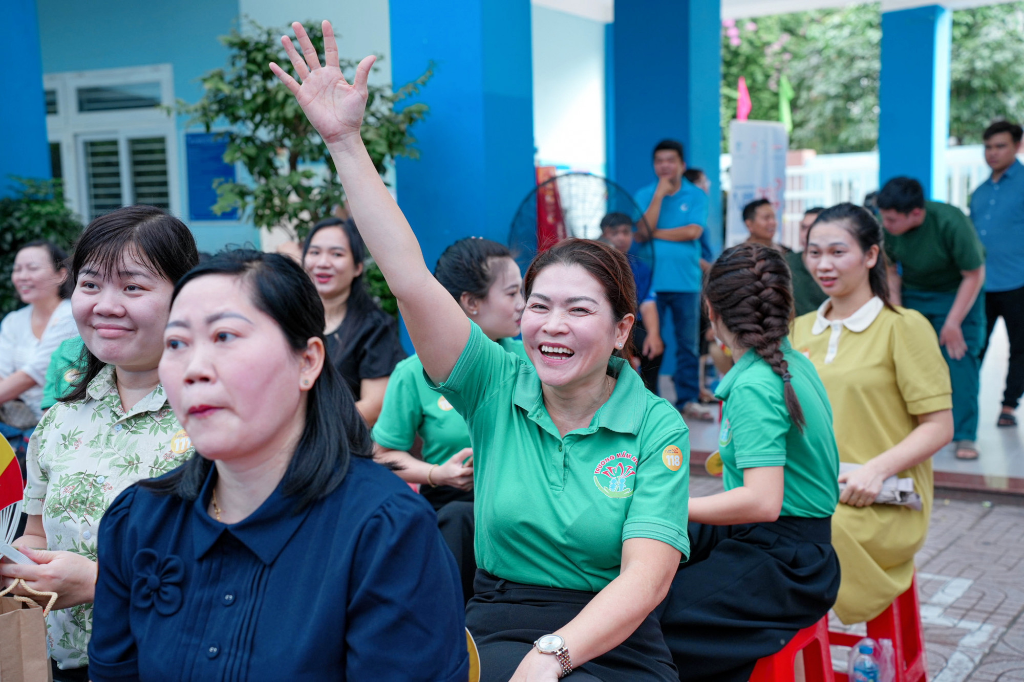 Các giáo viên và cán bộ hào hứng tham gia ngày hội