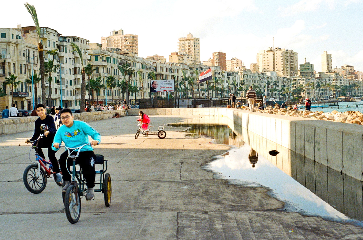 Các khối bê tông được bổ sung vào bờ kè Alexandria, Ai Cập, khi thành phố phải đối mặt với những cơn bão ngày càng dữ dội - Nguồn ảnh: The Guardian